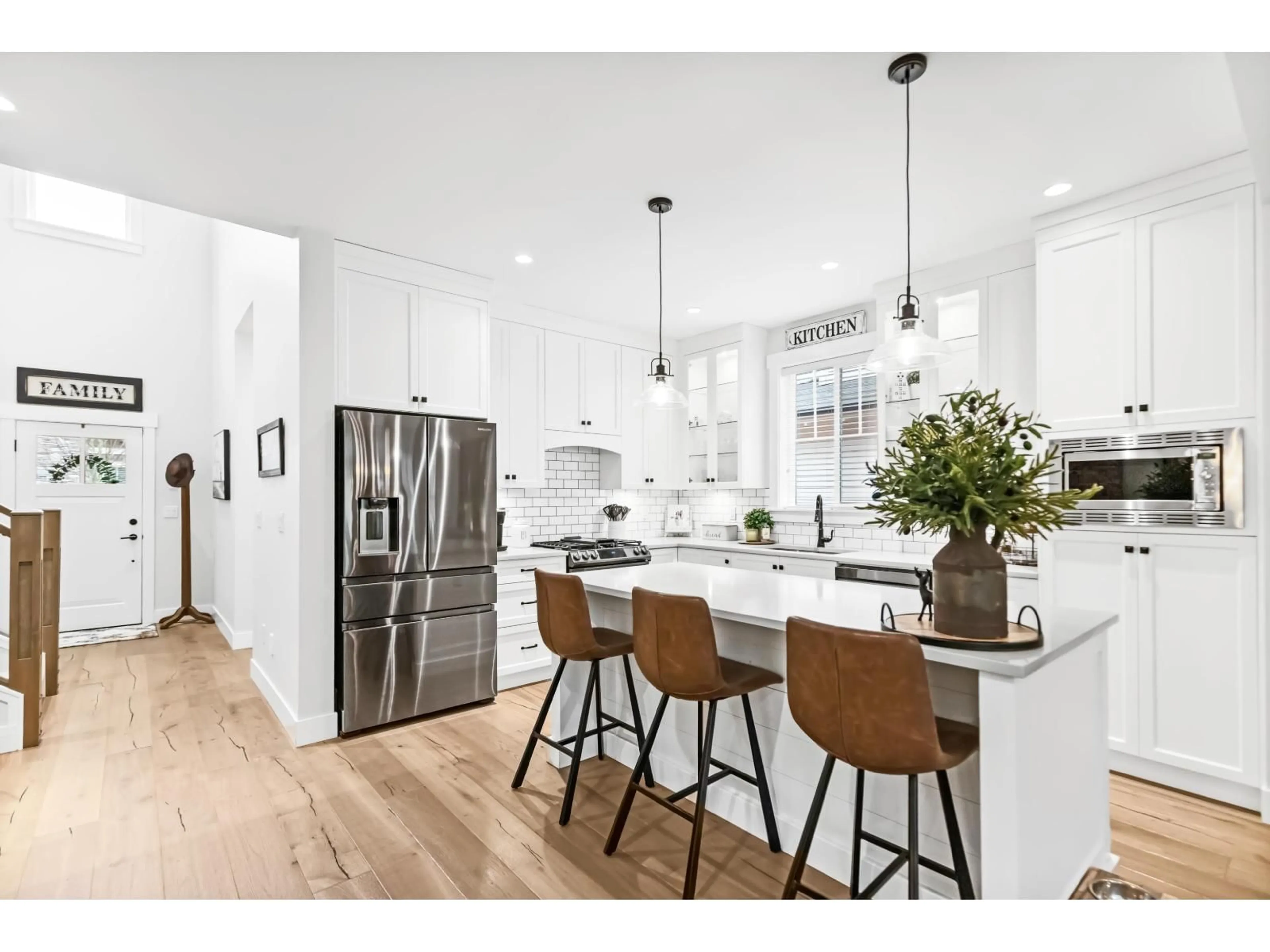 Open concept kitchen, wood/laminate floor for 43360 CREEKSIDE CIRCLE, Cultus Lake British Columbia V2R0Z4