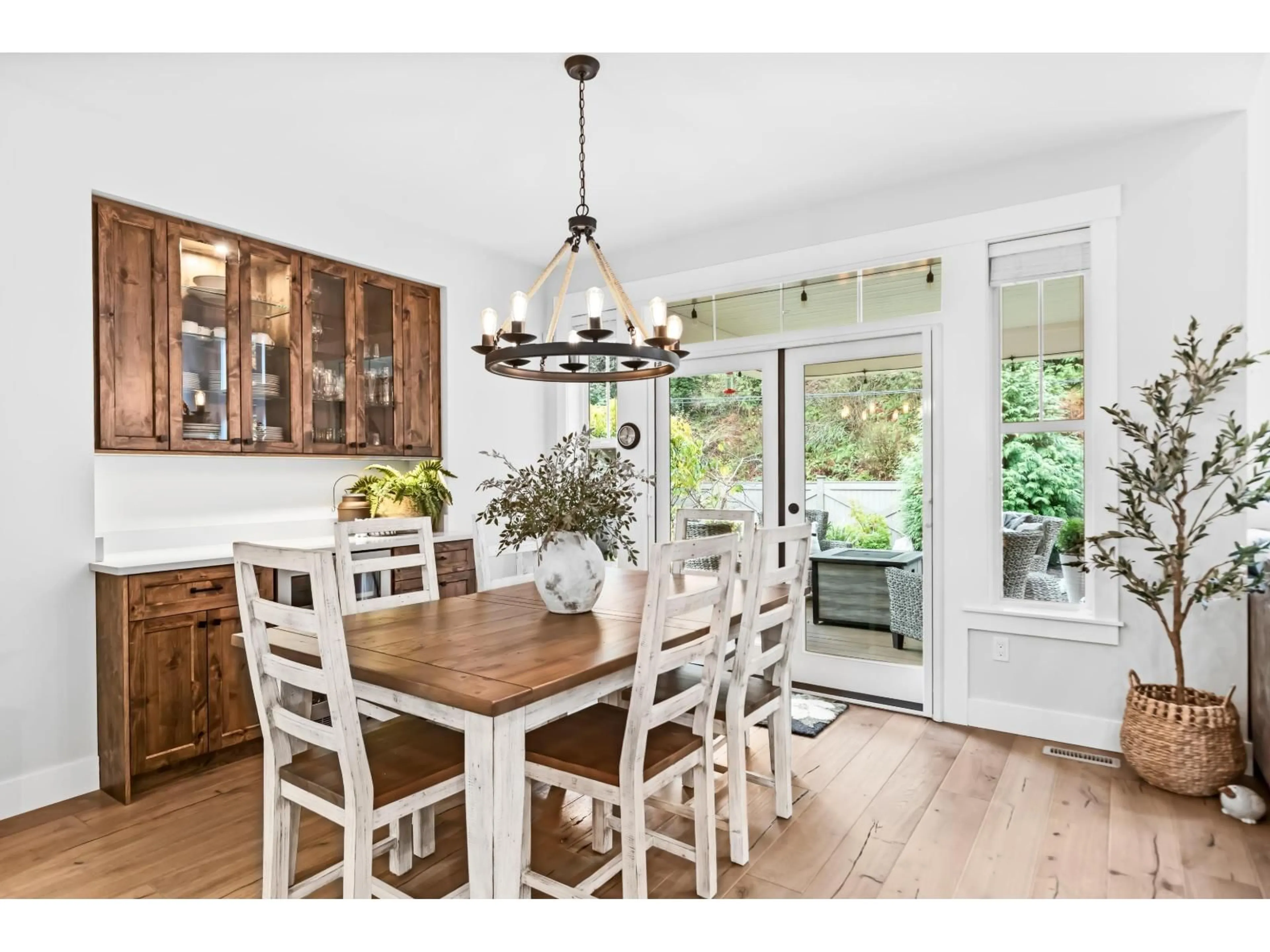 Open concept kitchen, wood/laminate floor for 43360 CREEKSIDE CIRCLE, Cultus Lake British Columbia V2R0Z4