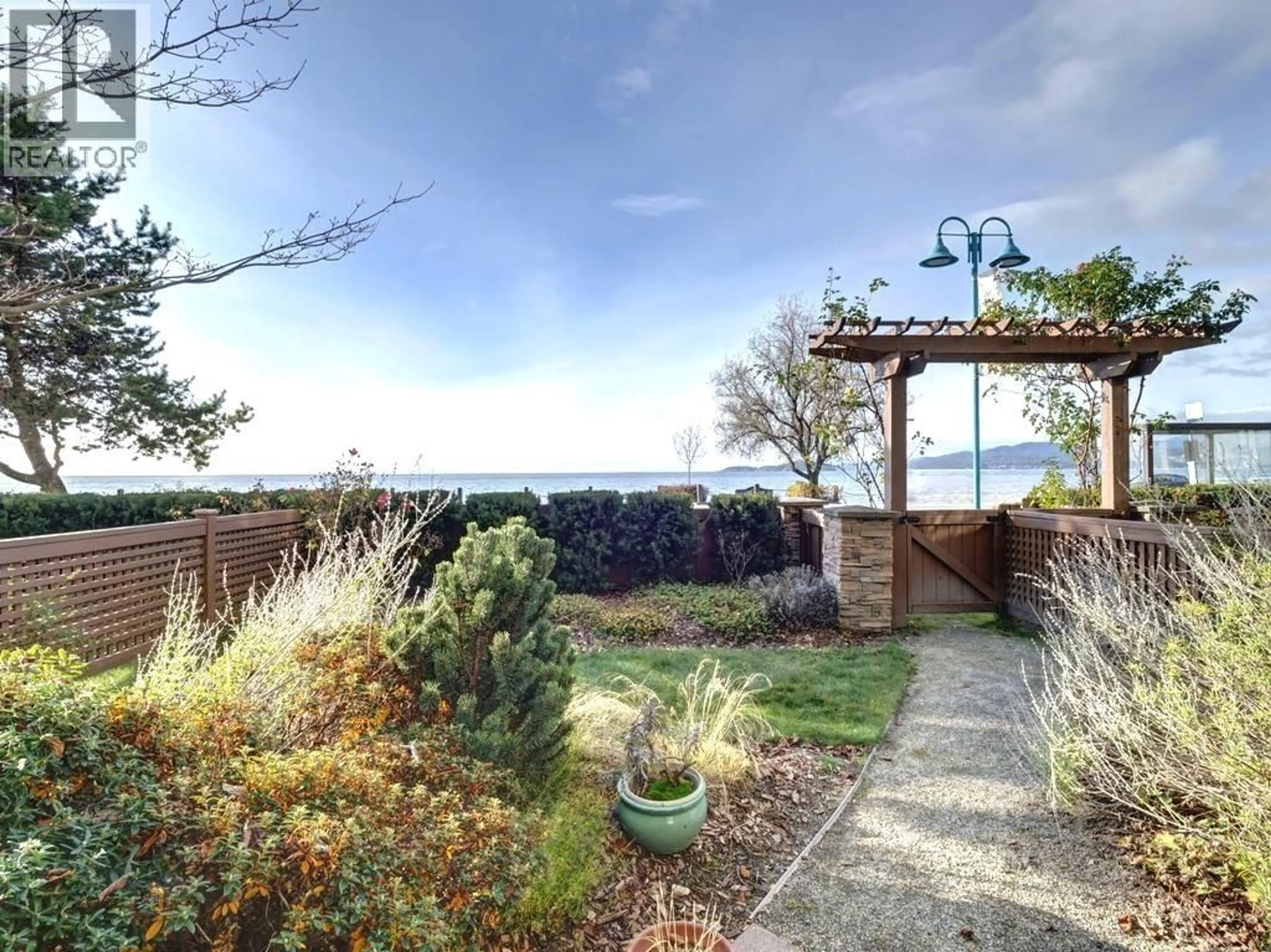 Patio, water/lake/river/ocean view for 105 - 5160 DAVIS BAY ROAD, Sechelt British Columbia V7Z0H3