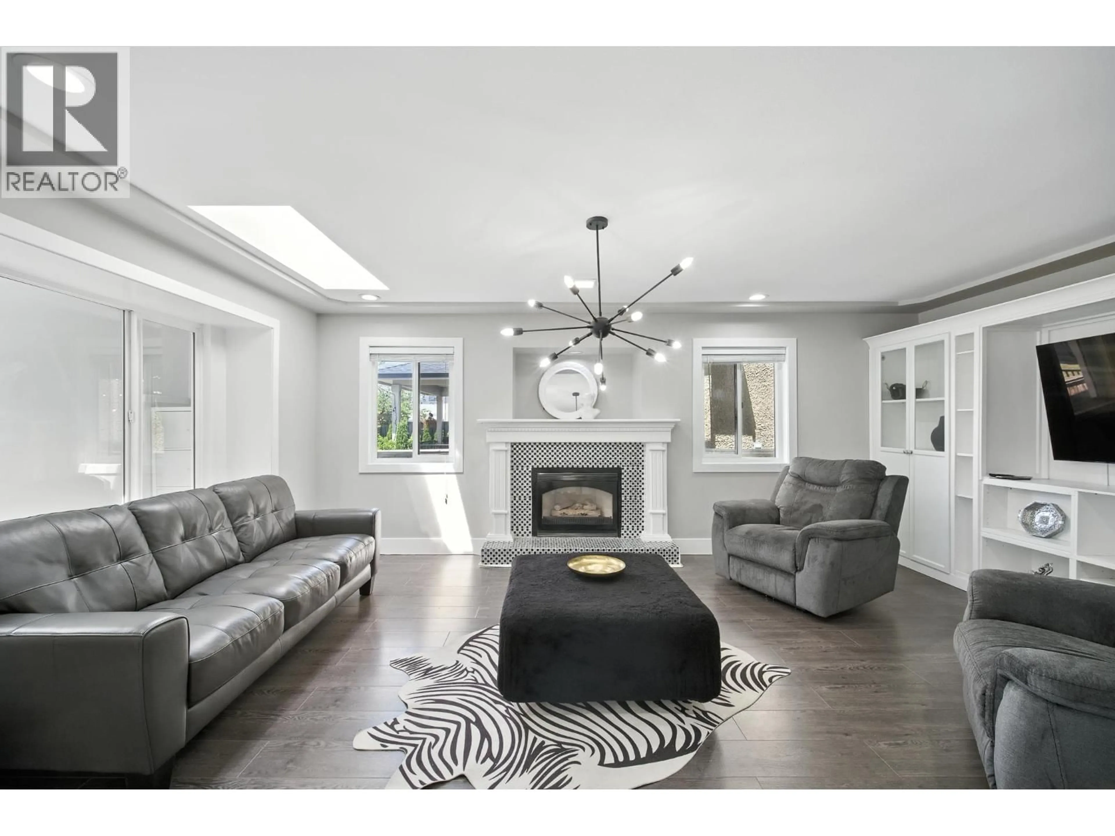 Living room with furniture, unknown for 7563 1ST STREET, Burnaby British Columbia V3N3T3