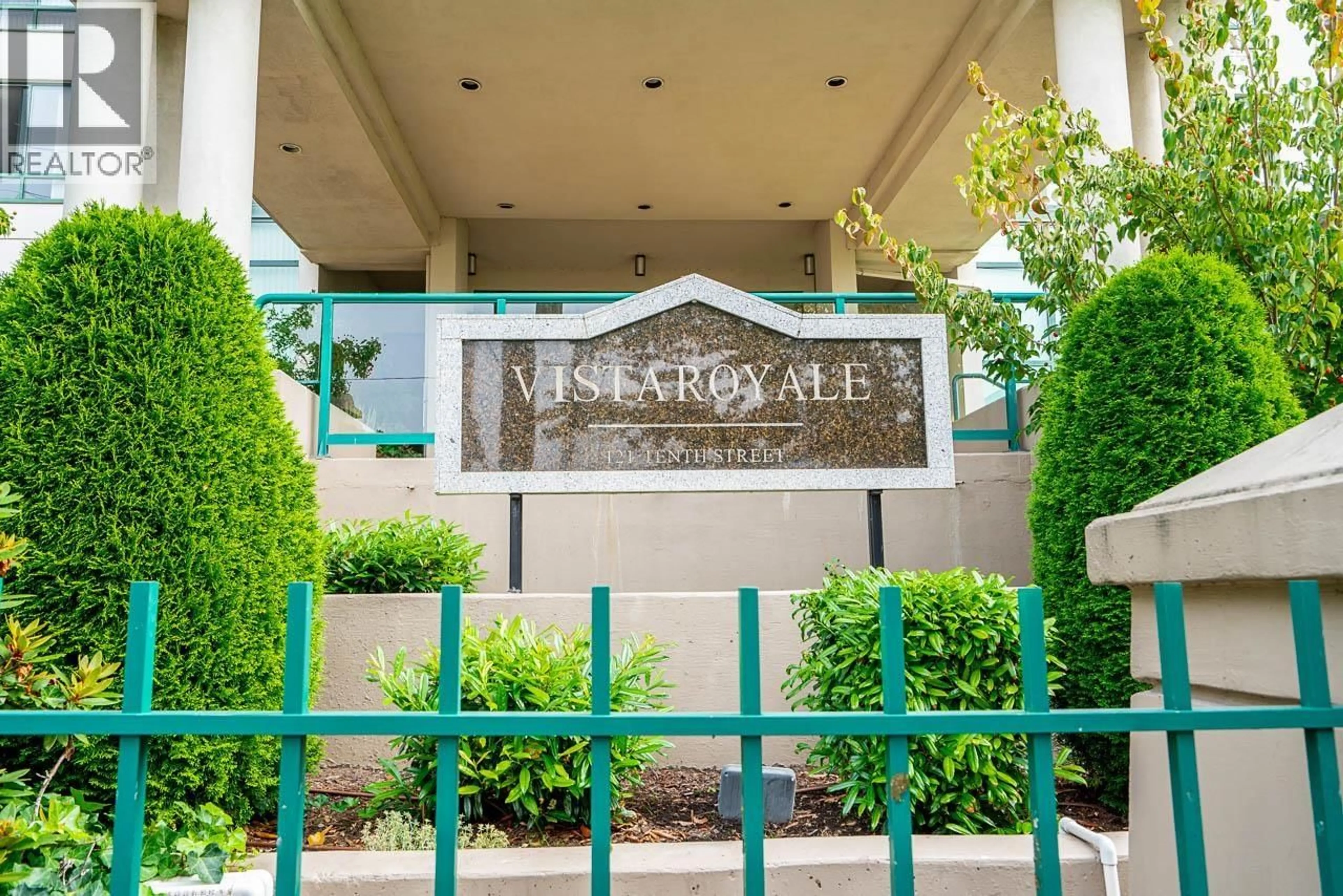 Indoor foyer for 303 - 121 TENTH STREET, New Westminster British Columbia V3M3X7