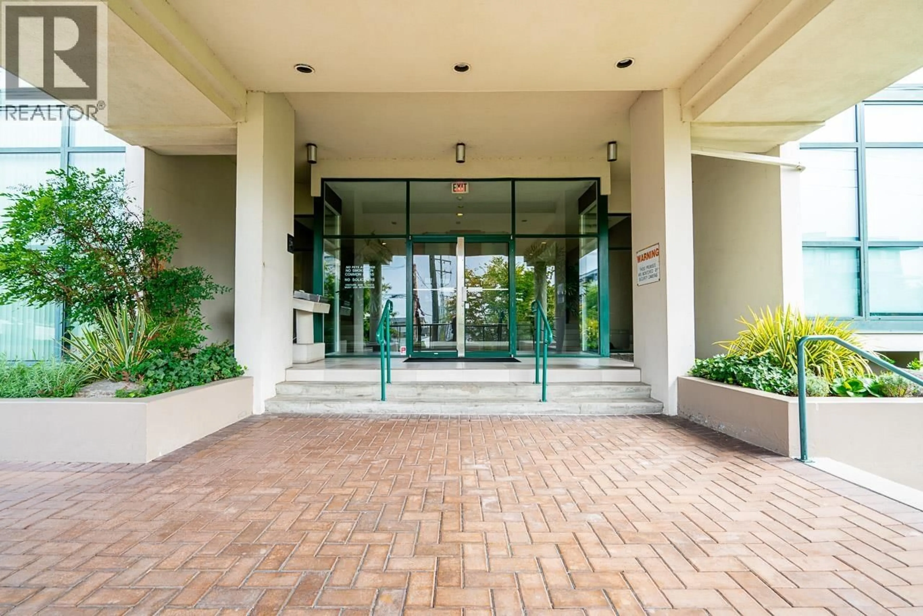 Indoor foyer for 303 - 121 TENTH STREET, New Westminster British Columbia V3M3X7