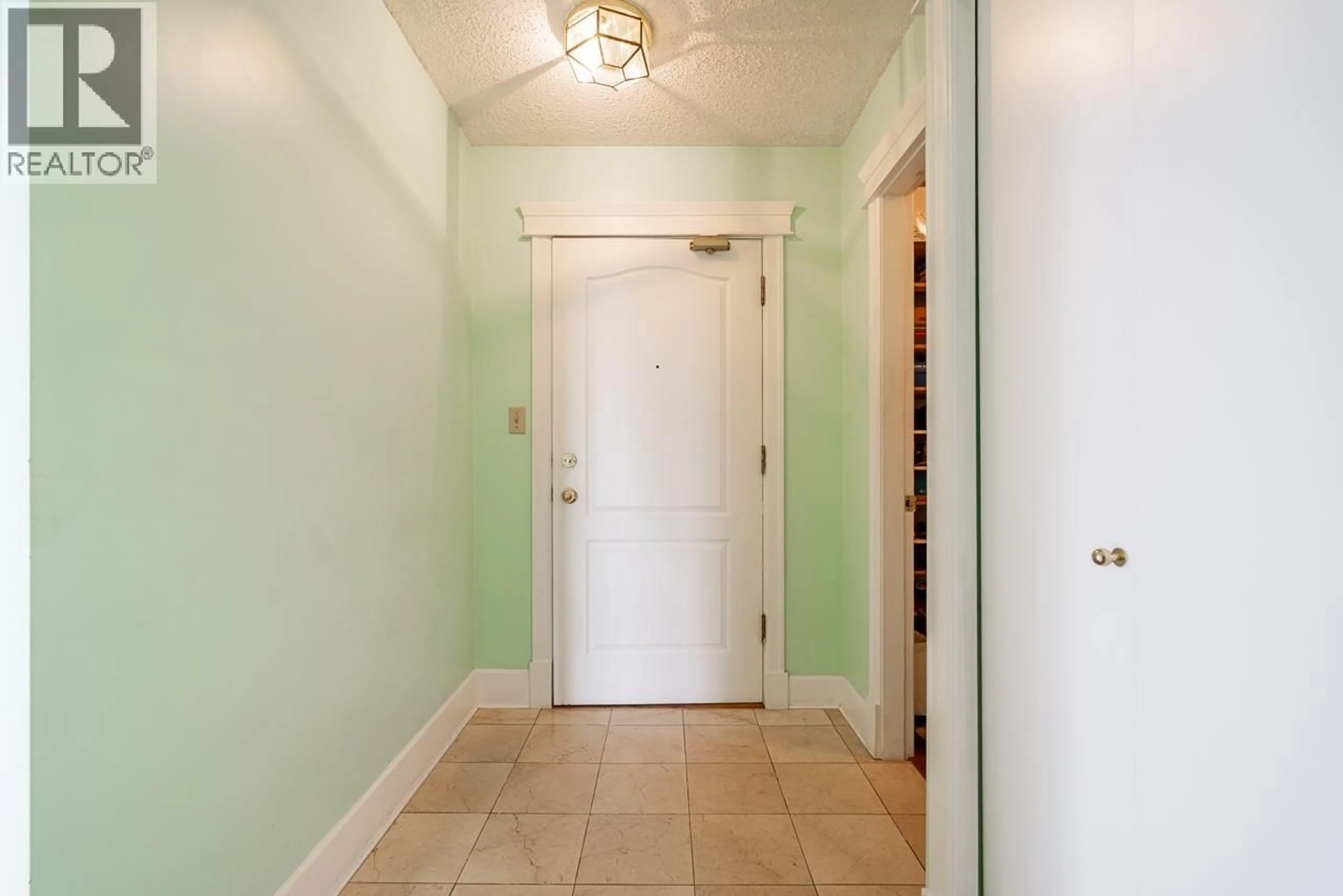 Indoor entryway for 303 - 121 TENTH STREET, New Westminster British Columbia V3M3X7