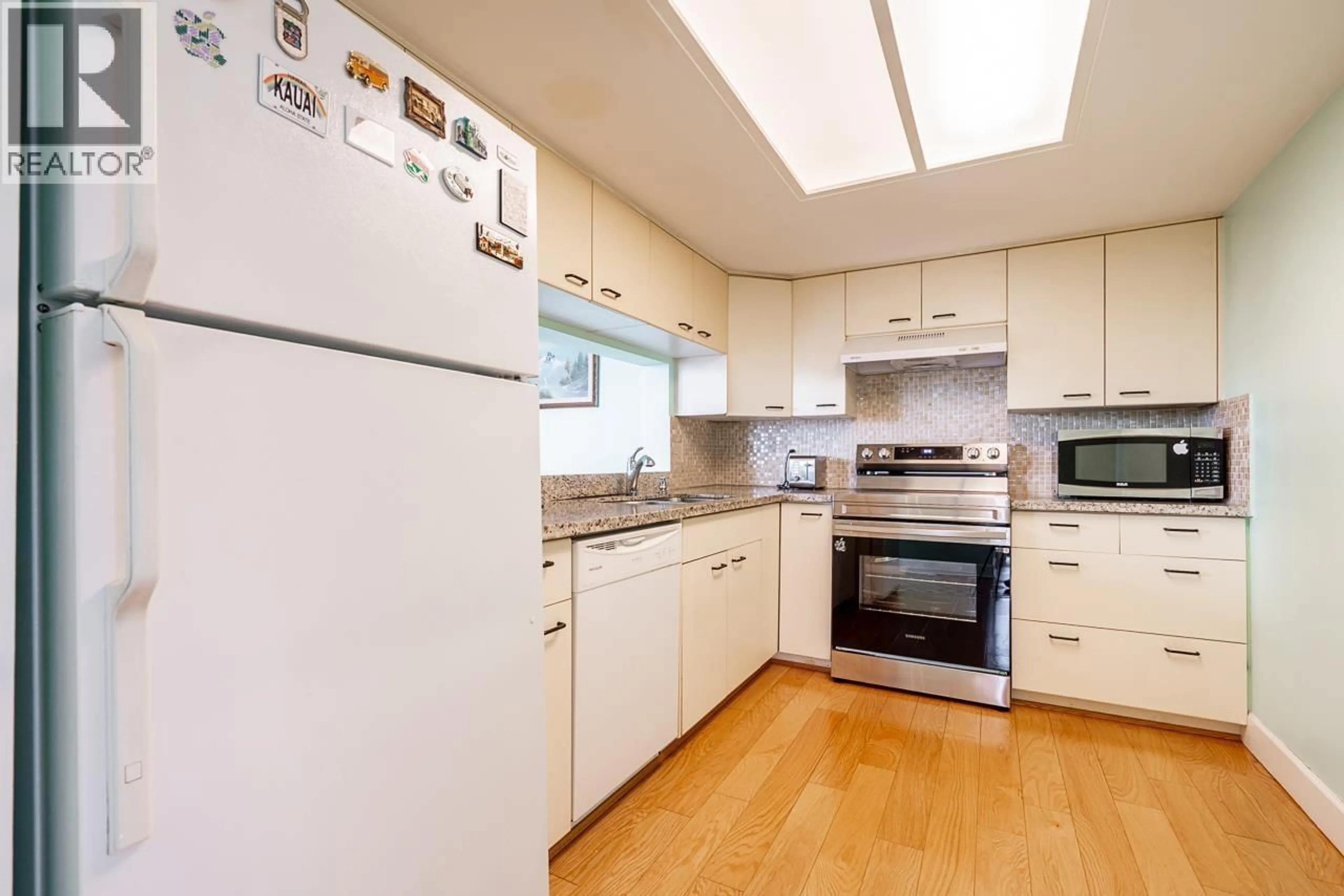 Standard kitchen, unknown for 303 - 121 TENTH STREET, New Westminster British Columbia V3M3X7