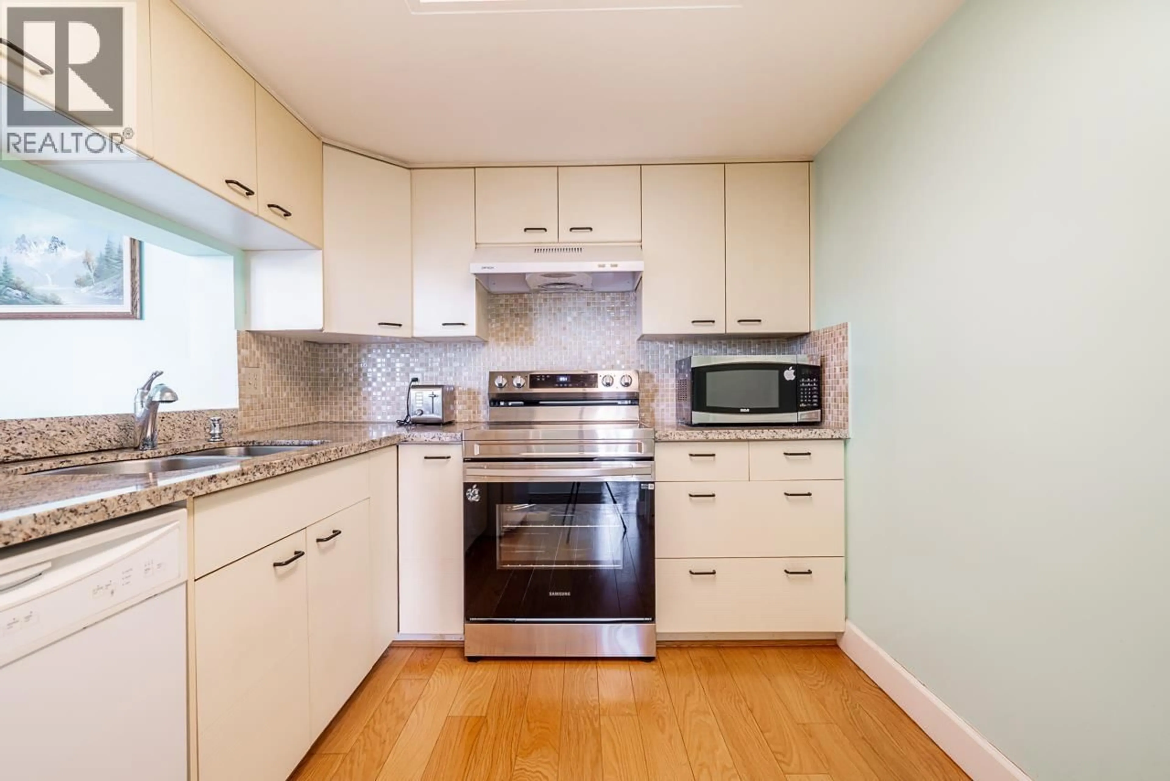 Standard kitchen, wood/laminate floor for 303 - 121 TENTH STREET, New Westminster British Columbia V3M3X7