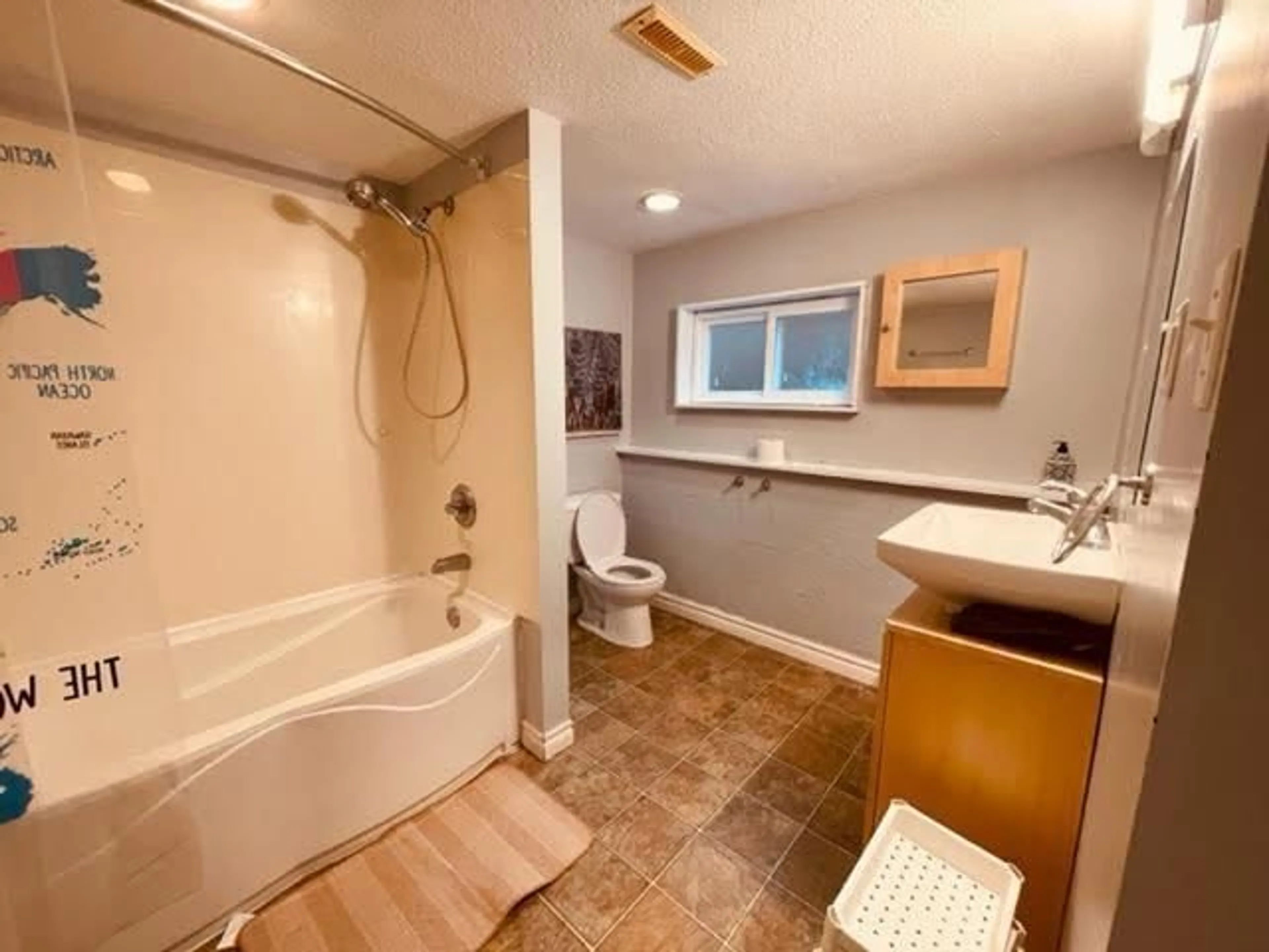 Standard bathroom, ceramic/tile floor for 982 KEIL, White Rock British Columbia V4B4V7