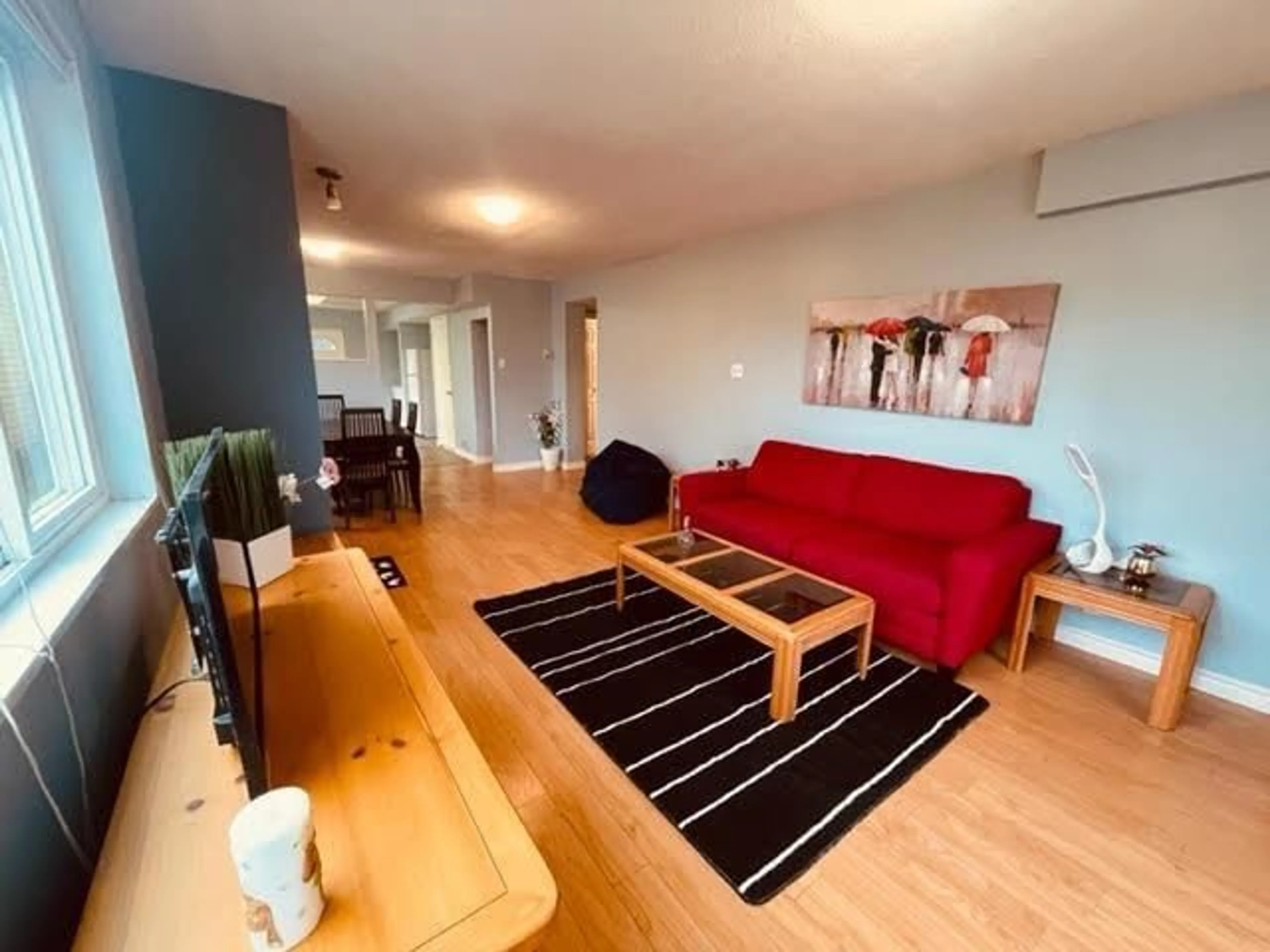 Living room with furniture, wood/laminate floor for 982 KEIL, White Rock British Columbia V4B4V7