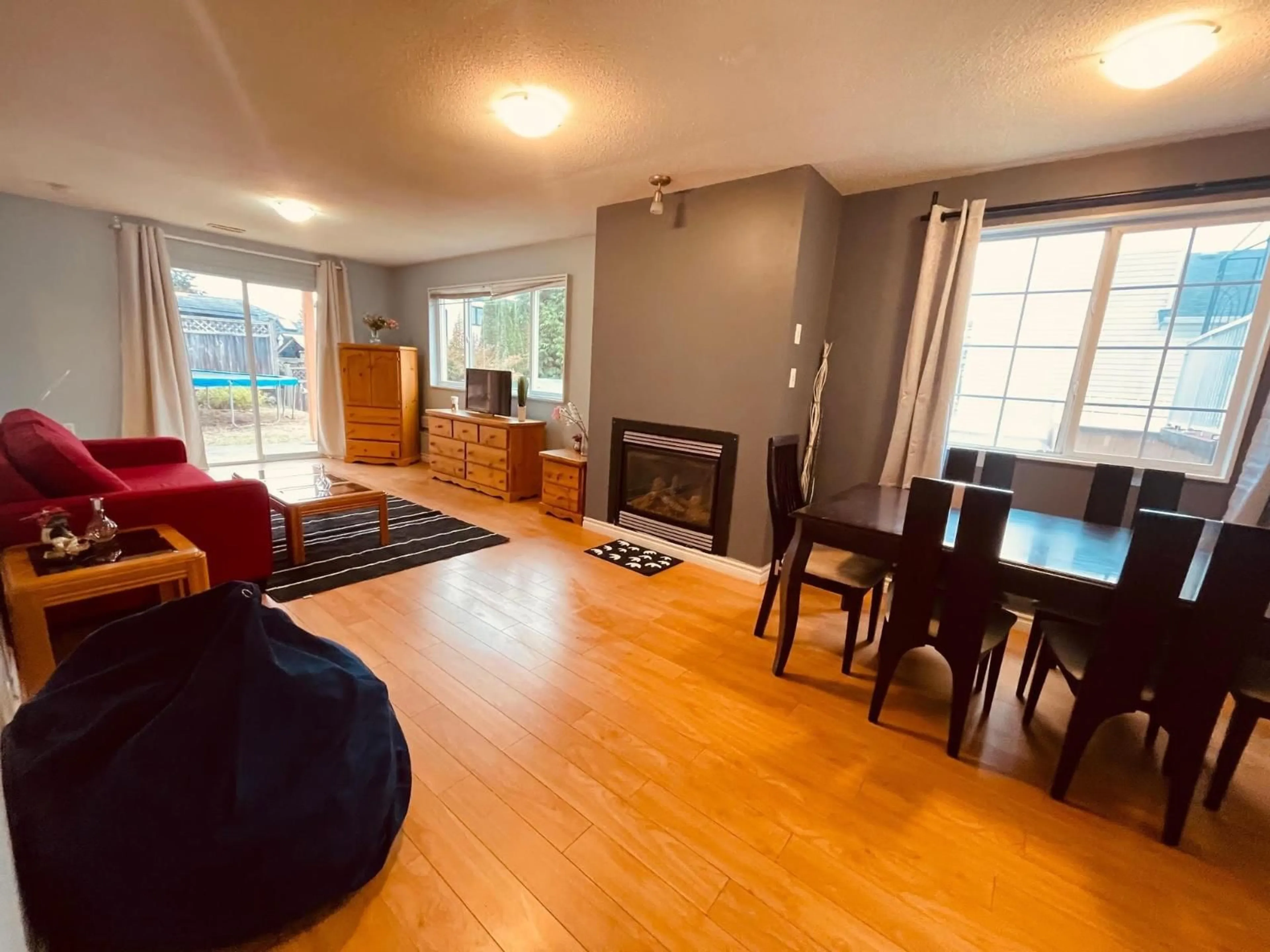 Living room with furniture, unknown for 982 KEIL, White Rock British Columbia V4B4V7