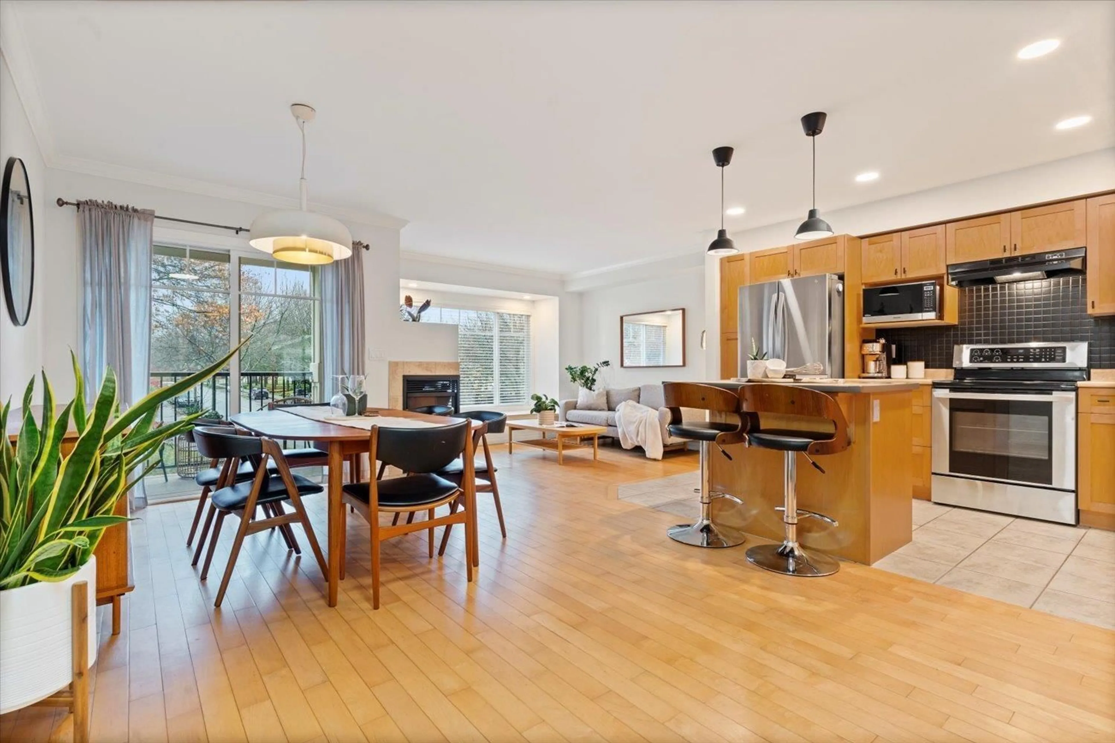 Open concept kitchen, wood/laminate floor for 23 - 45550 SHAWNIGAN CRESCENT, Chilliwack British Columbia V2R5Y1