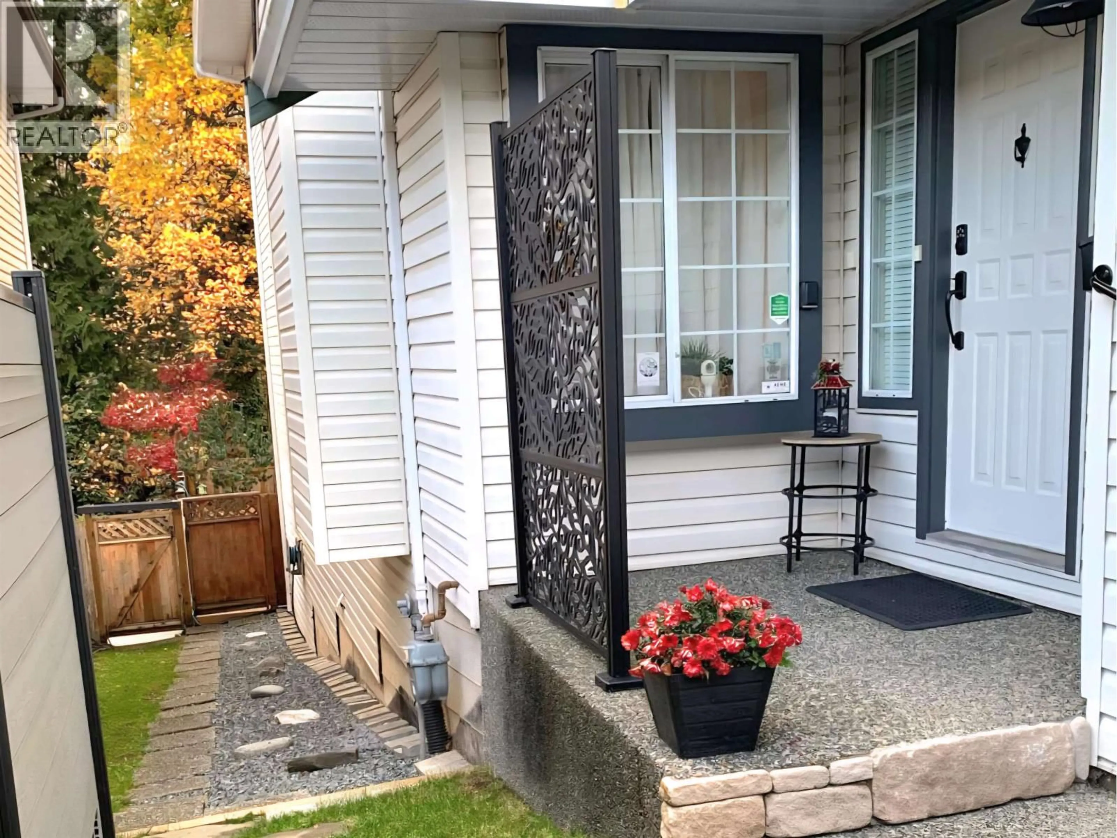 Indoor entryway for 1935 WESTVIEW DRIVE, North Vancouver British Columbia V7M3B1