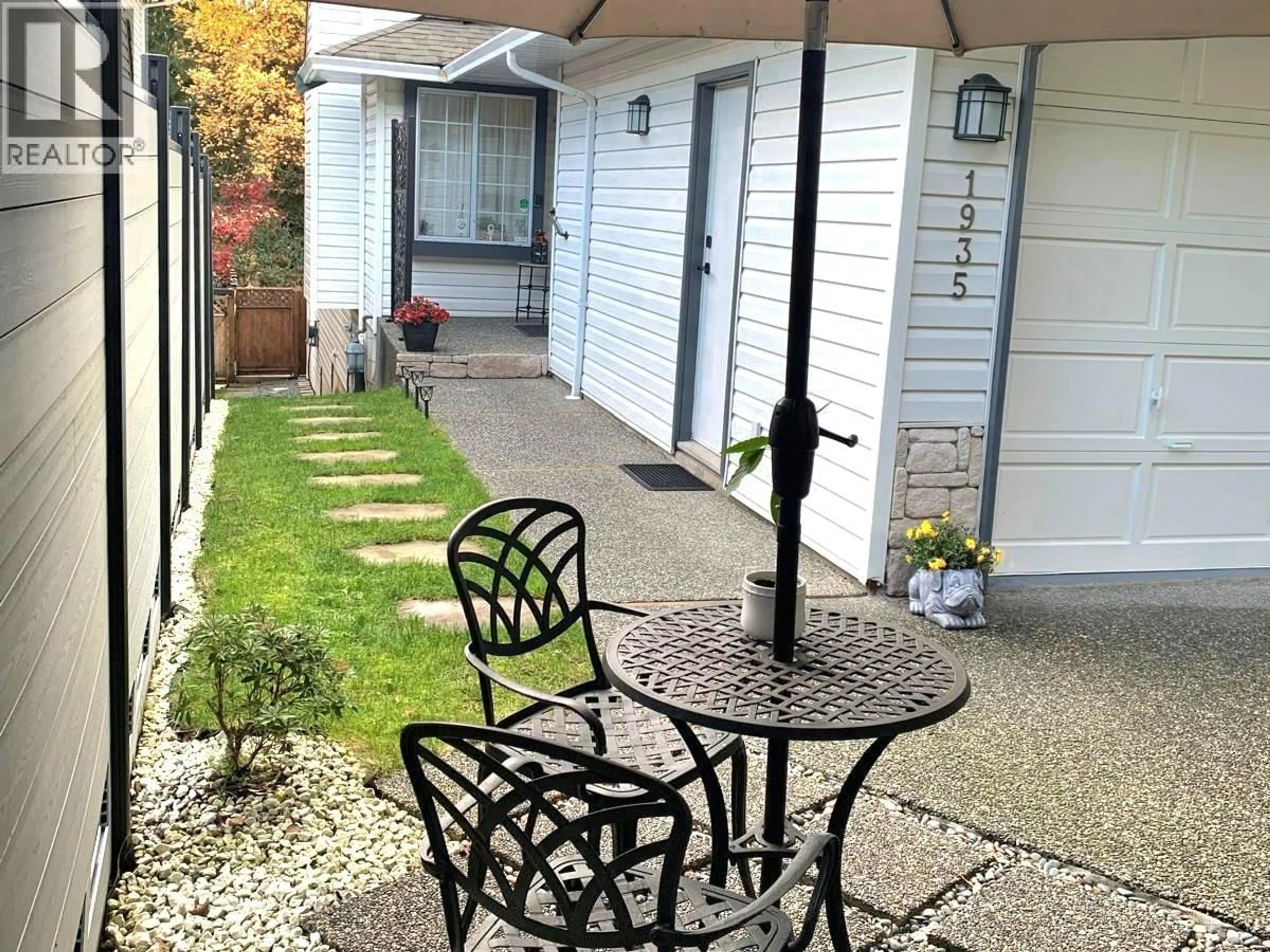 Patio, street for 1935 WESTVIEW DRIVE, North Vancouver British Columbia V7M3B1