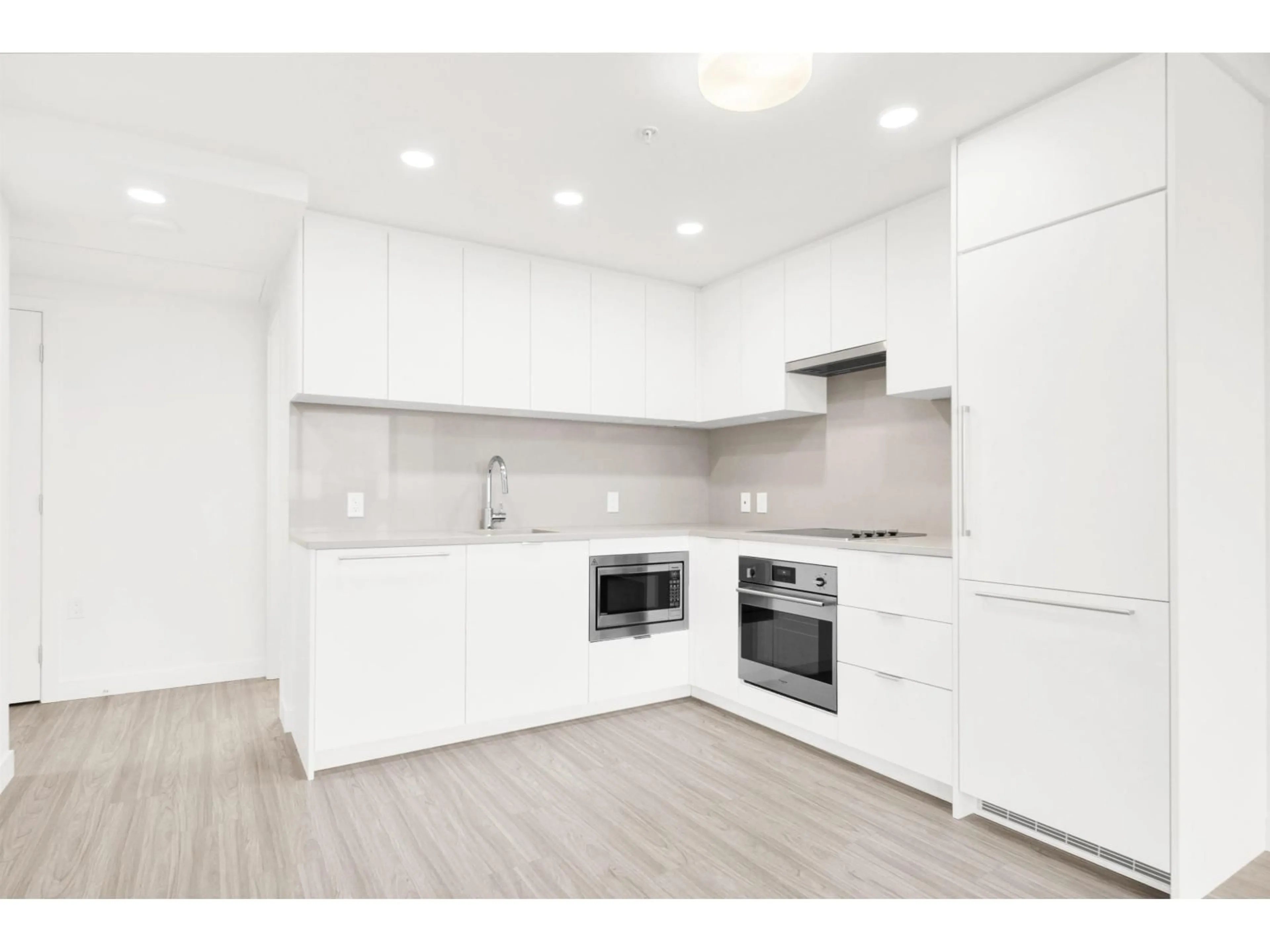 Standard kitchen, unknown for 2101 - 13675 107A, Surrey British Columbia V3T0X2