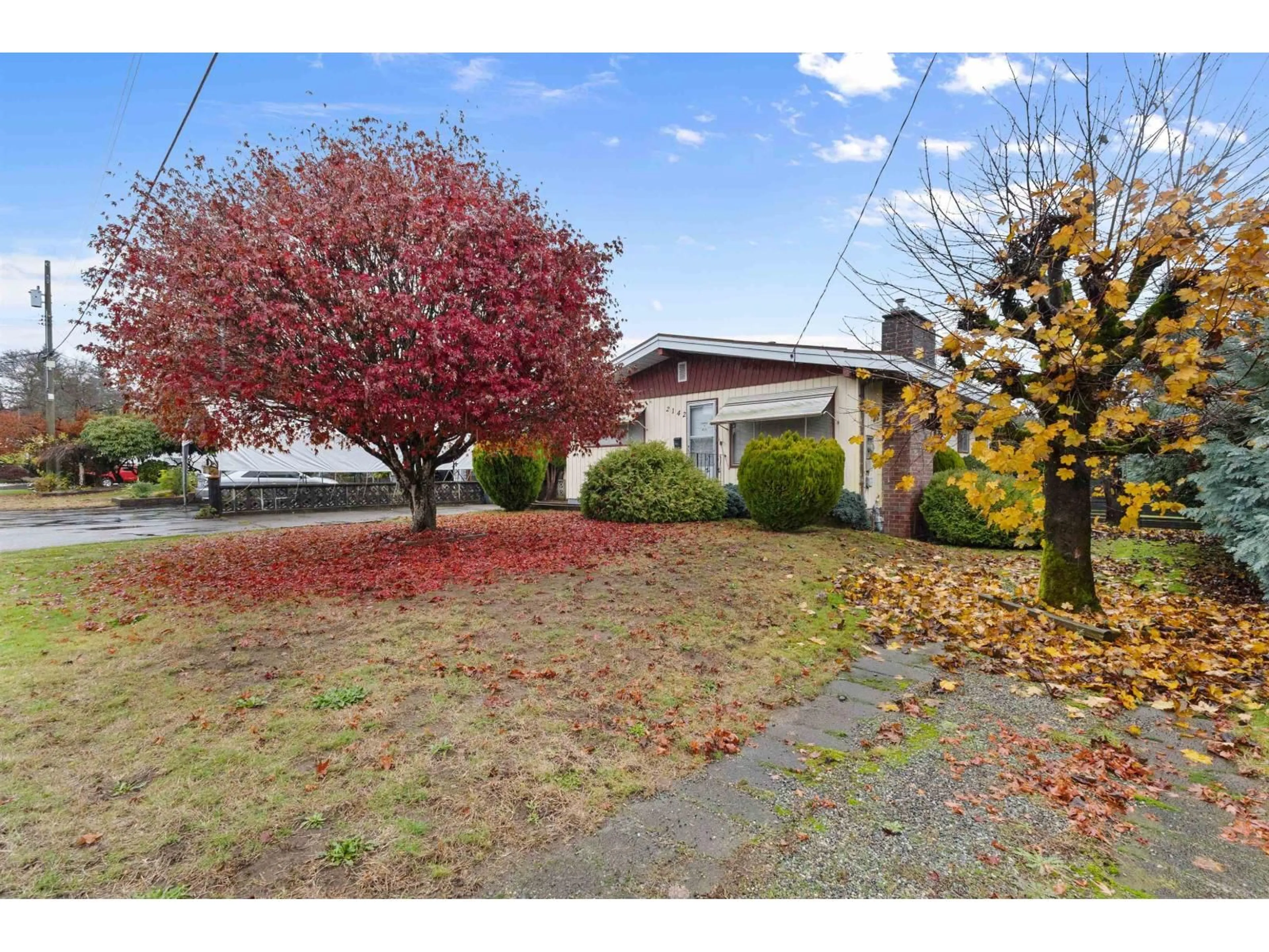 A pic from outside/outdoor area/front of a property/back of a property/a pic from drone, street for 2142 SANDALWOOD, Abbotsford British Columbia V2S3H7