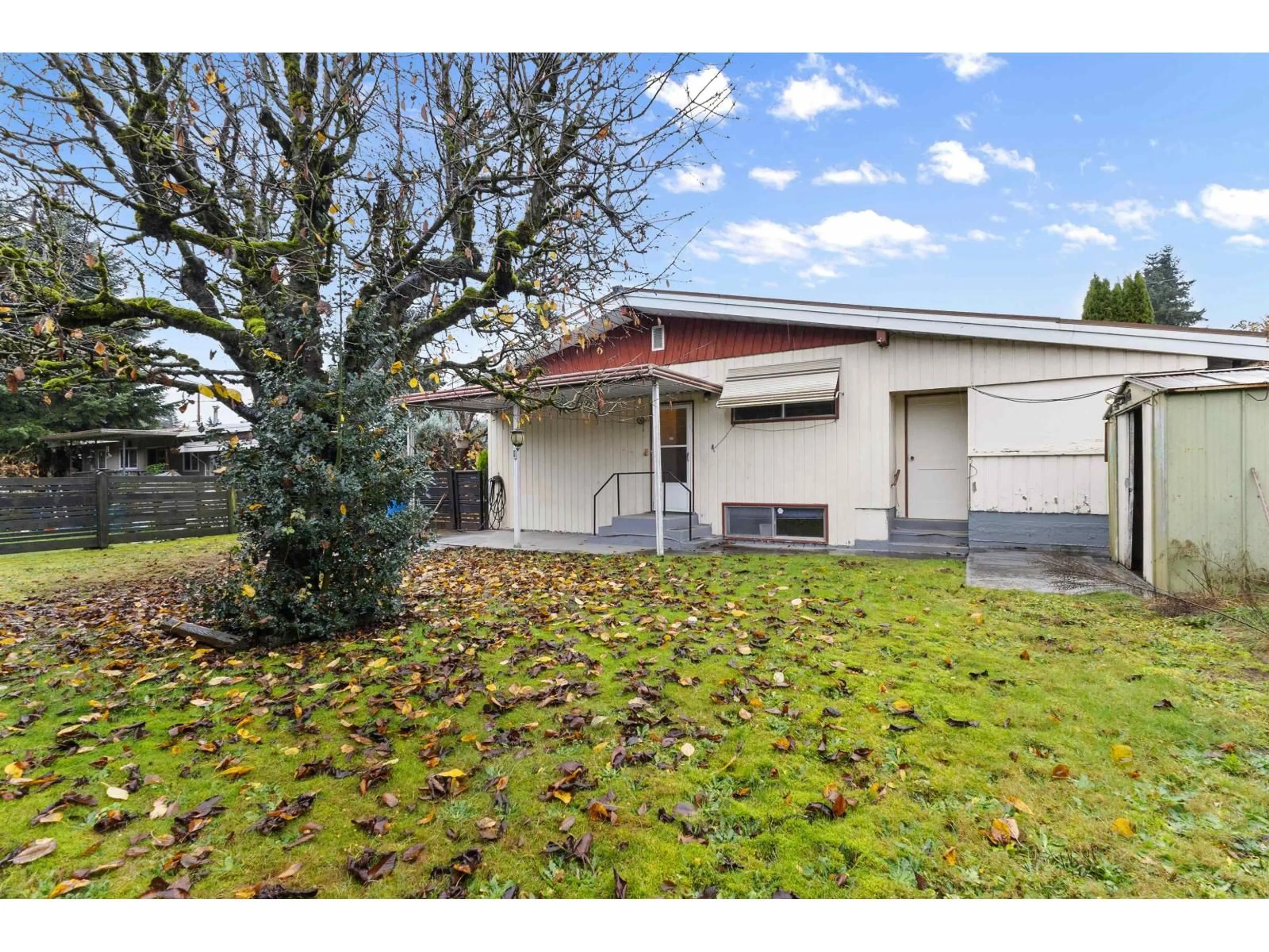 A pic from outside/outdoor area/front of a property/back of a property/a pic from drone, street for 2142 SANDALWOOD, Abbotsford British Columbia V2S3H7