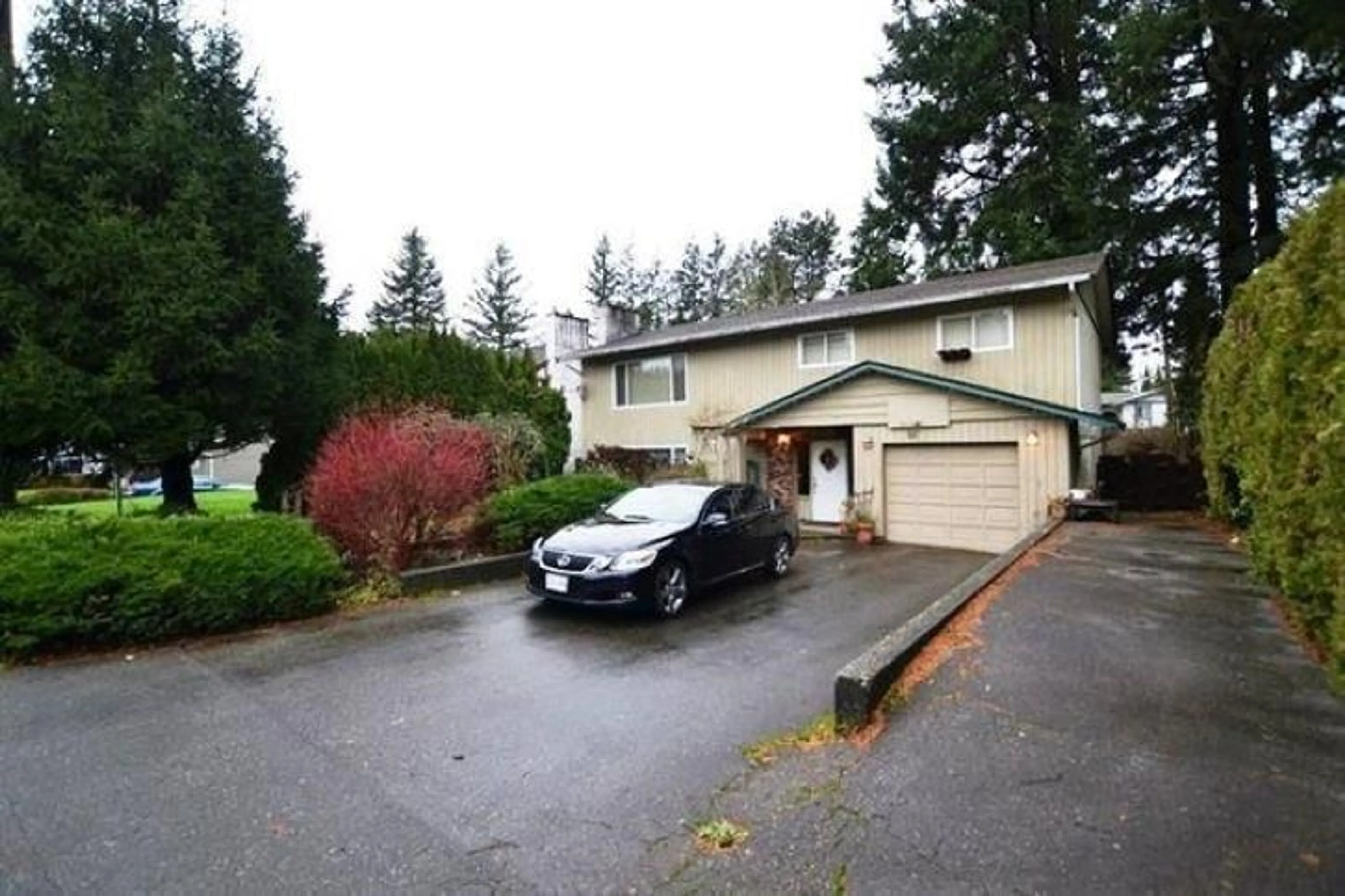 A pic from outside/outdoor area/front of a property/back of a property/a pic from drone, street for 34521 LABURNUM, Abbotsford British Columbia V2S4V3