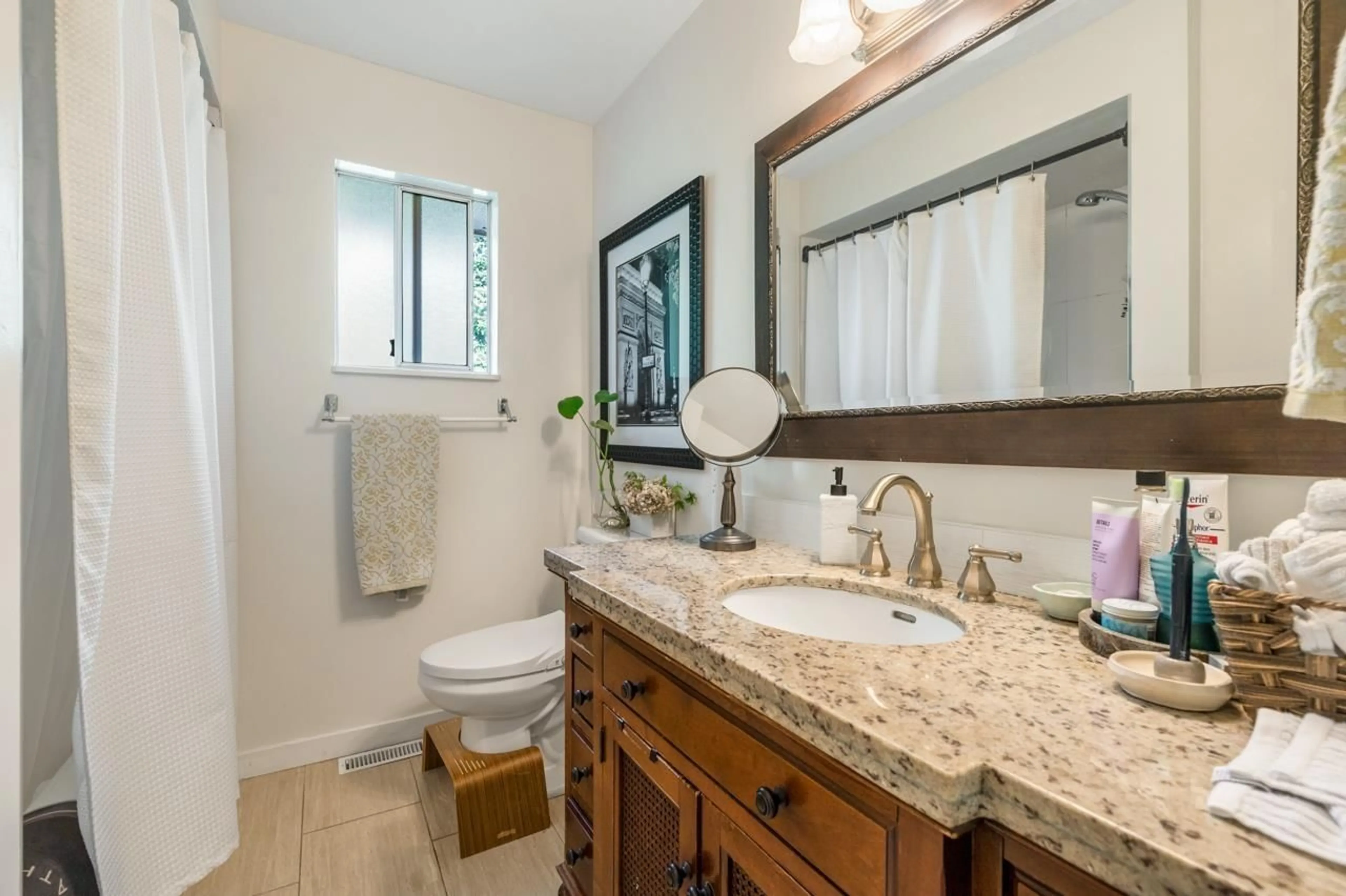 Standard bathroom, ceramic/tile floor for 13257 14A AVENUE, Surrey British Columbia V4A1J2