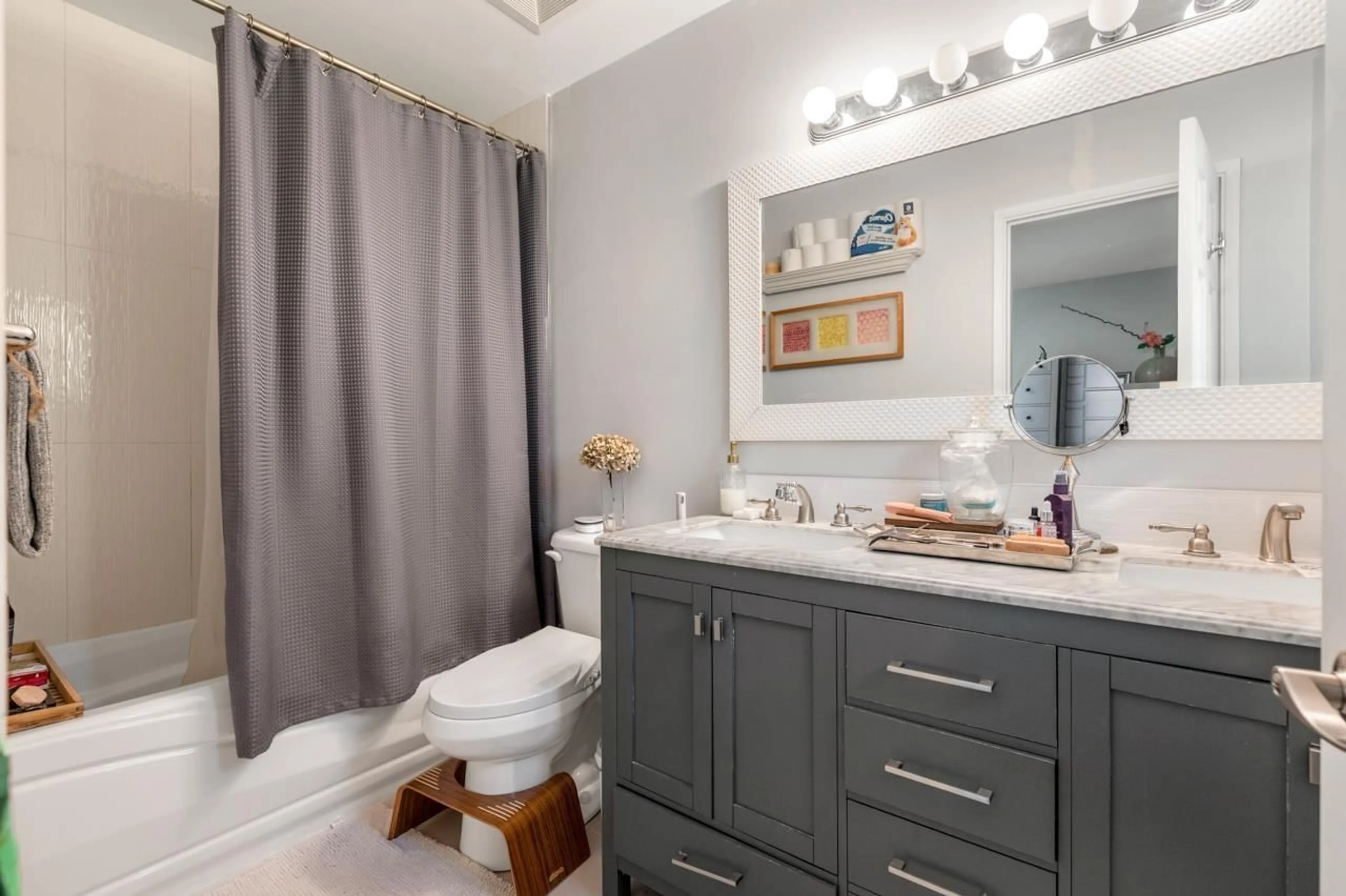 Contemporary bathroom, ceramic/tile floor for 13257 14A AVENUE, Surrey British Columbia V4A1J2