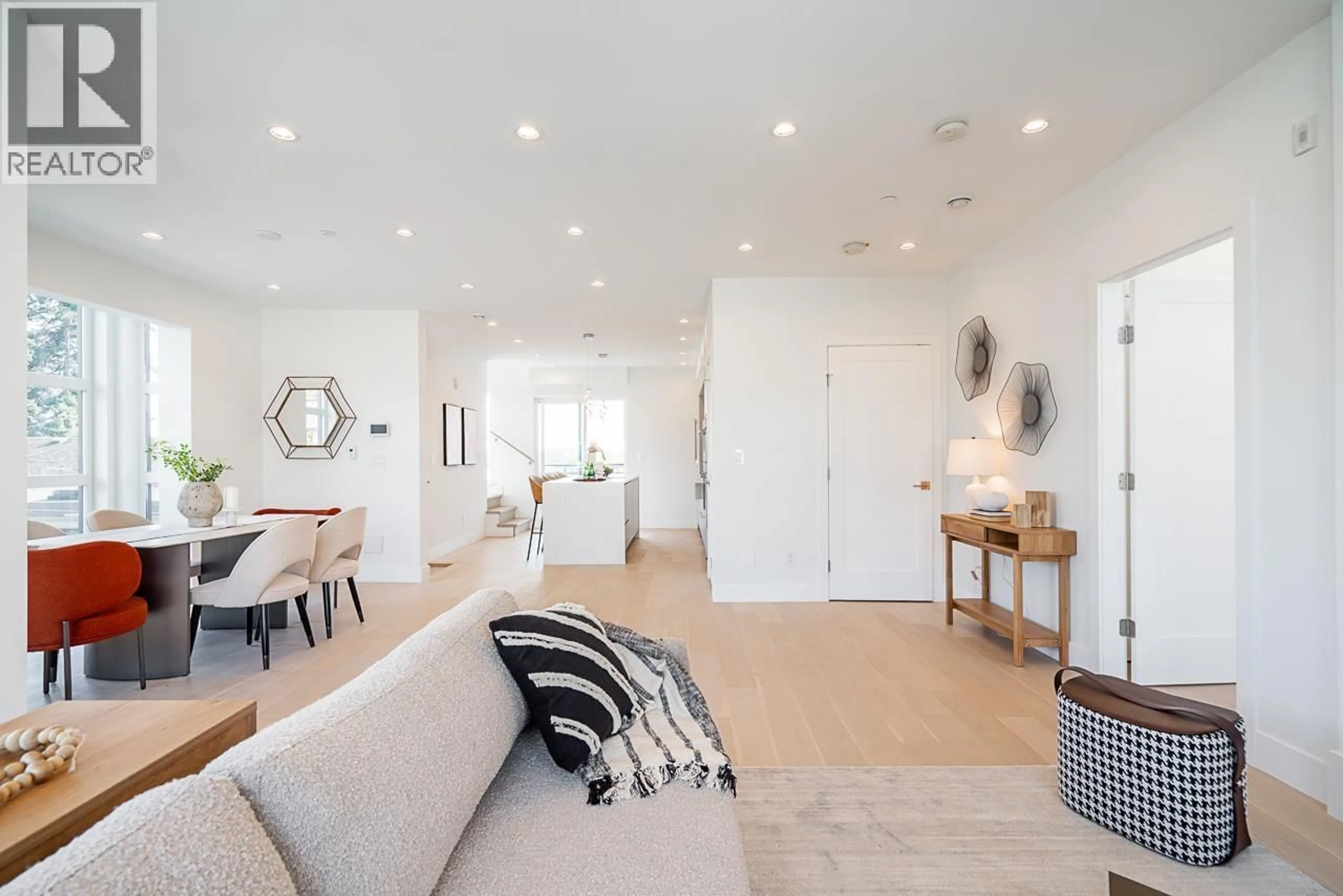 Living room with furniture, unknown for 2 - 434 1ST STREET, North Vancouver British Columbia V7L1B7