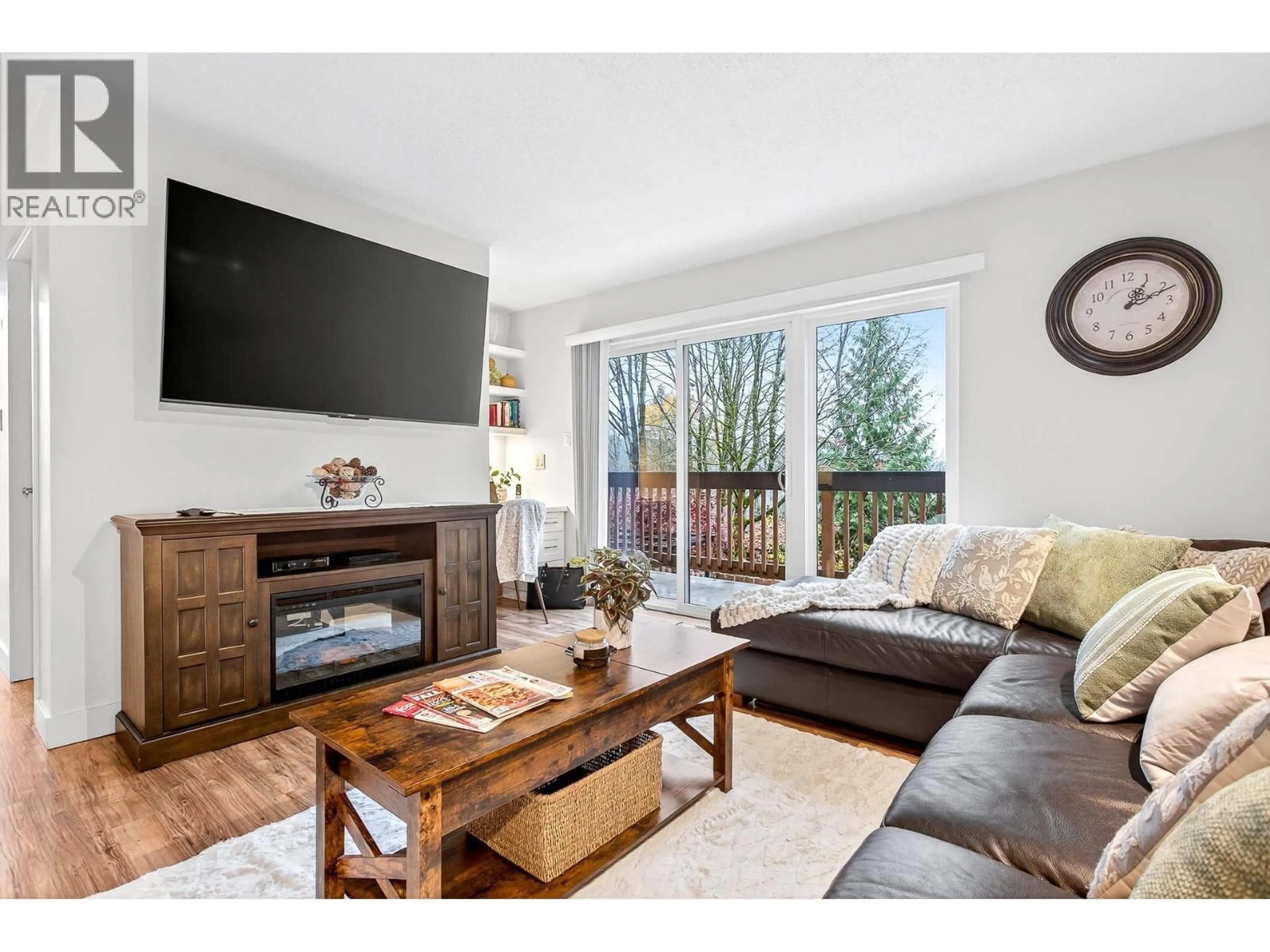 Living room with furniture, wood/laminate floor for 432 CARDIFF WAY, Port Moody British Columbia V3H3T1