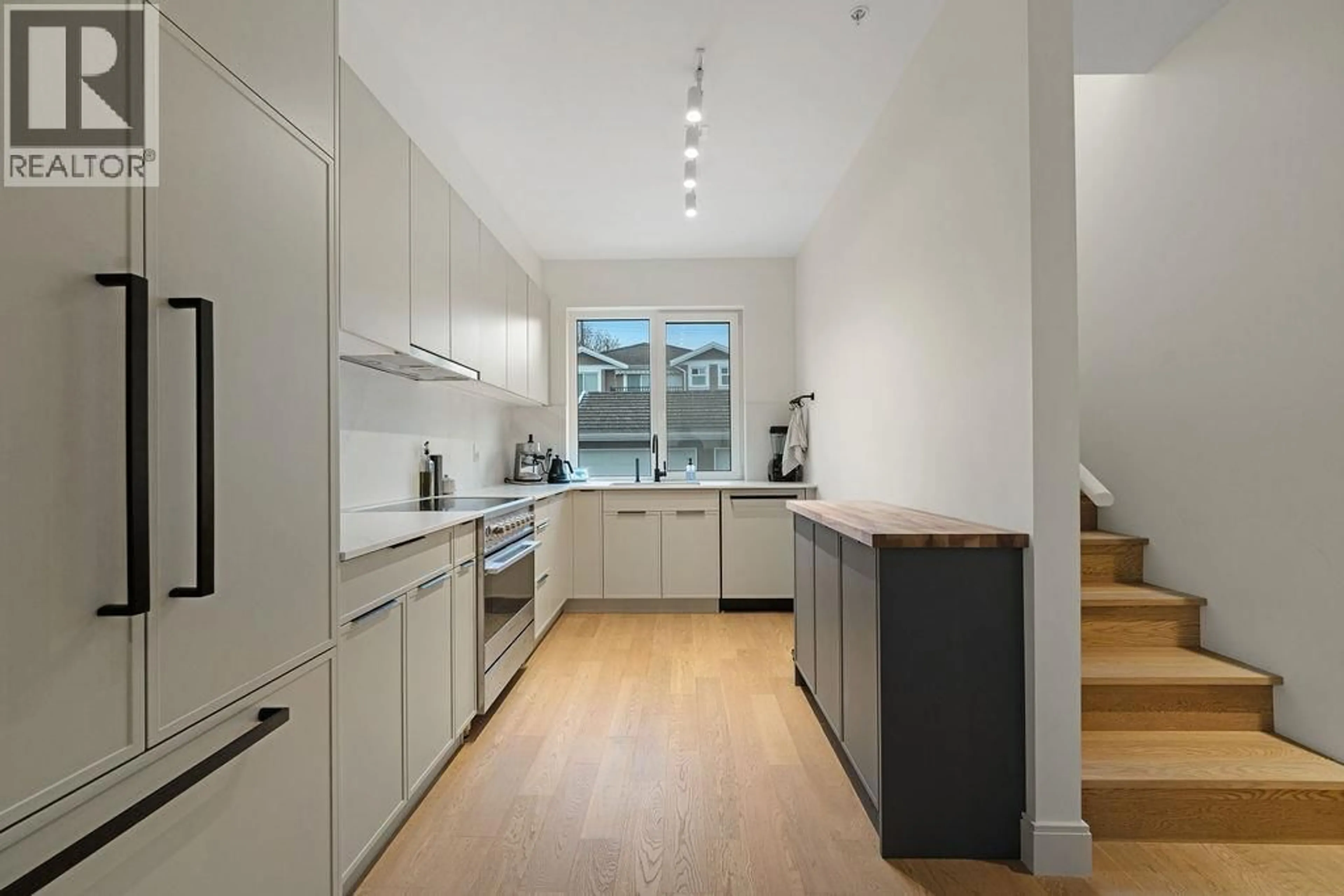 Unknown for 27 - 632 3RD STREET, North Vancouver British Columbia V7L1G7