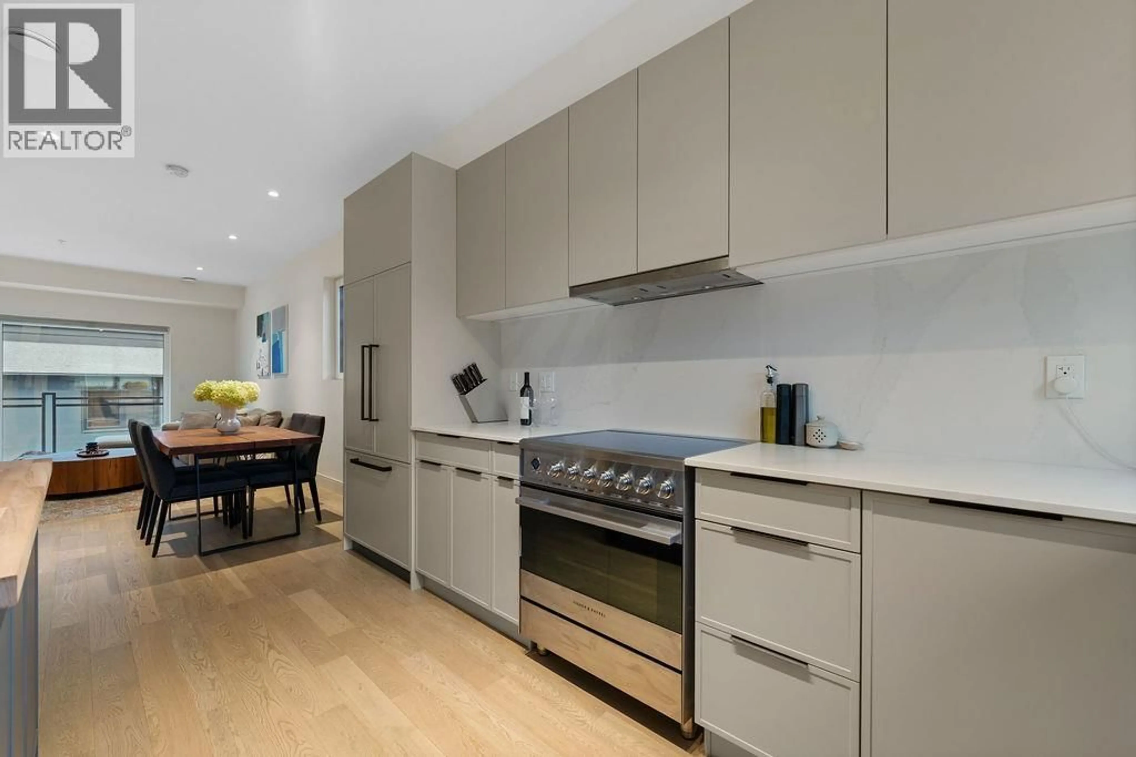 Contemporary kitchen, unknown for 27 - 632 3RD STREET, North Vancouver British Columbia V7L1G7