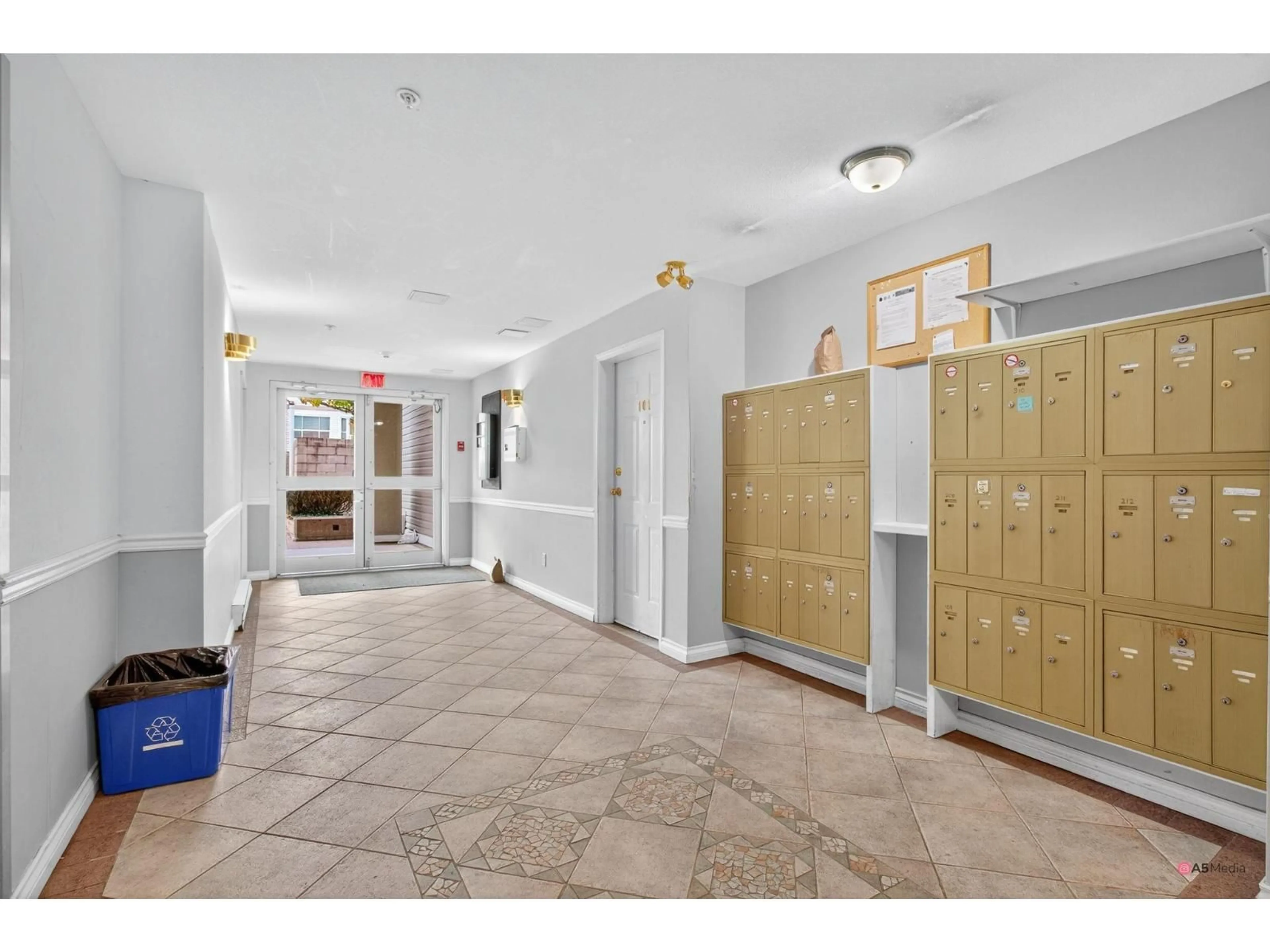 Indoor foyer for 312 - 12769 72 AVENUE, Surrey British Columbia V3W2M7