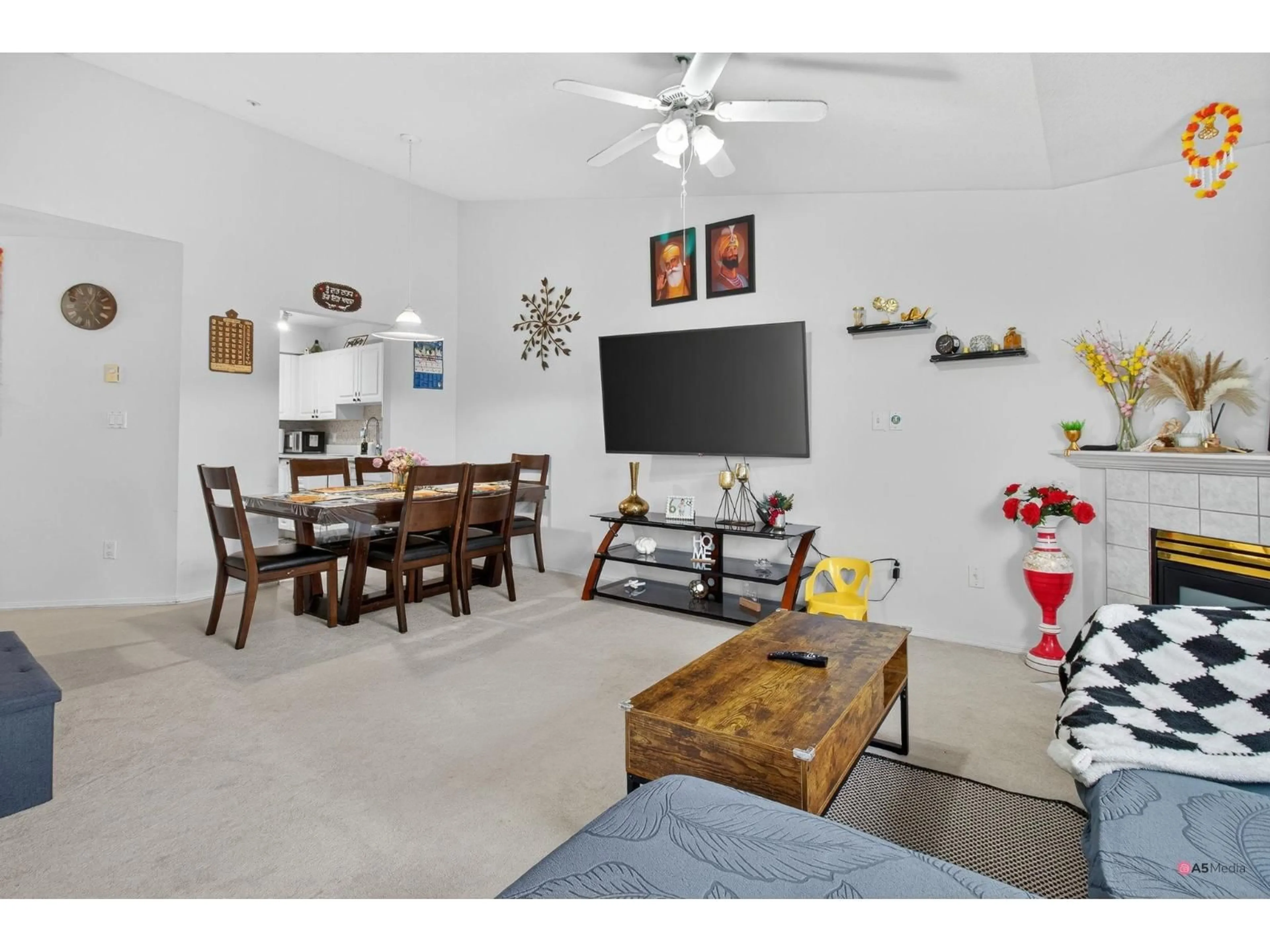 Living room with furniture, unknown for 312 - 12769 72 AVENUE, Surrey British Columbia V3W2M7