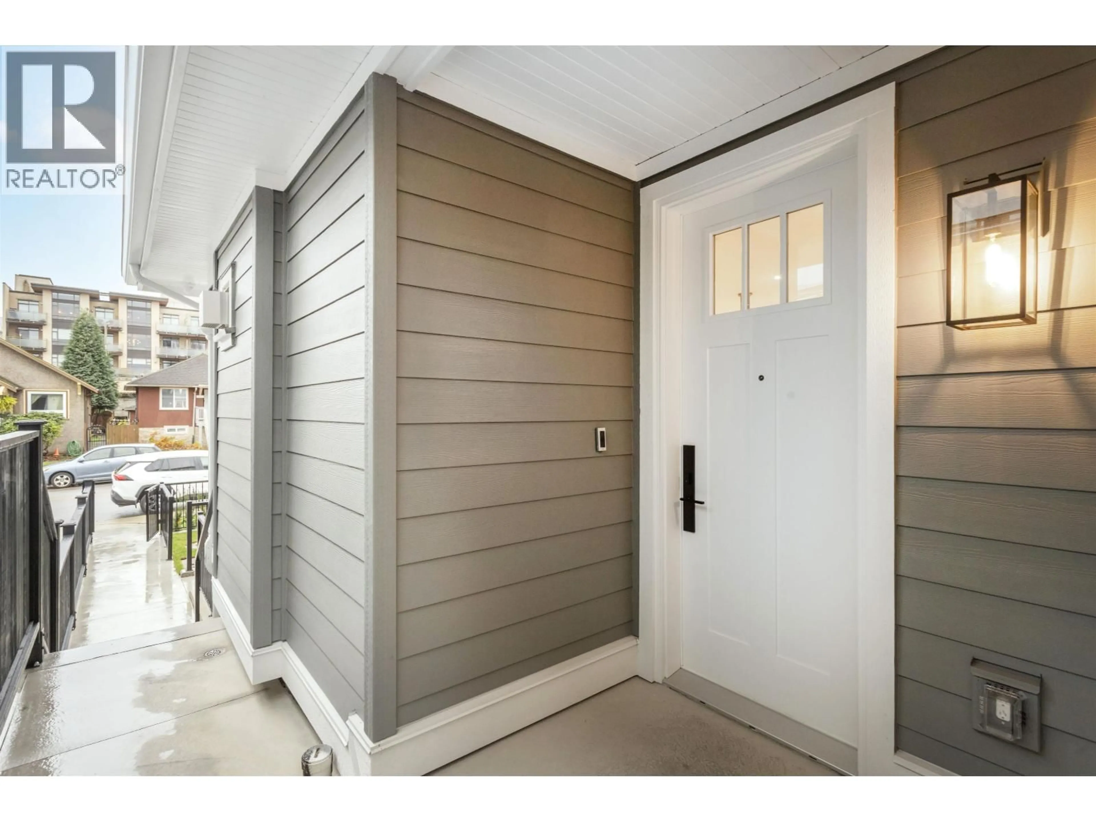 Indoor entryway for 1 - 4313 ALBERT STREET, Burnaby British Columbia V5C2E9