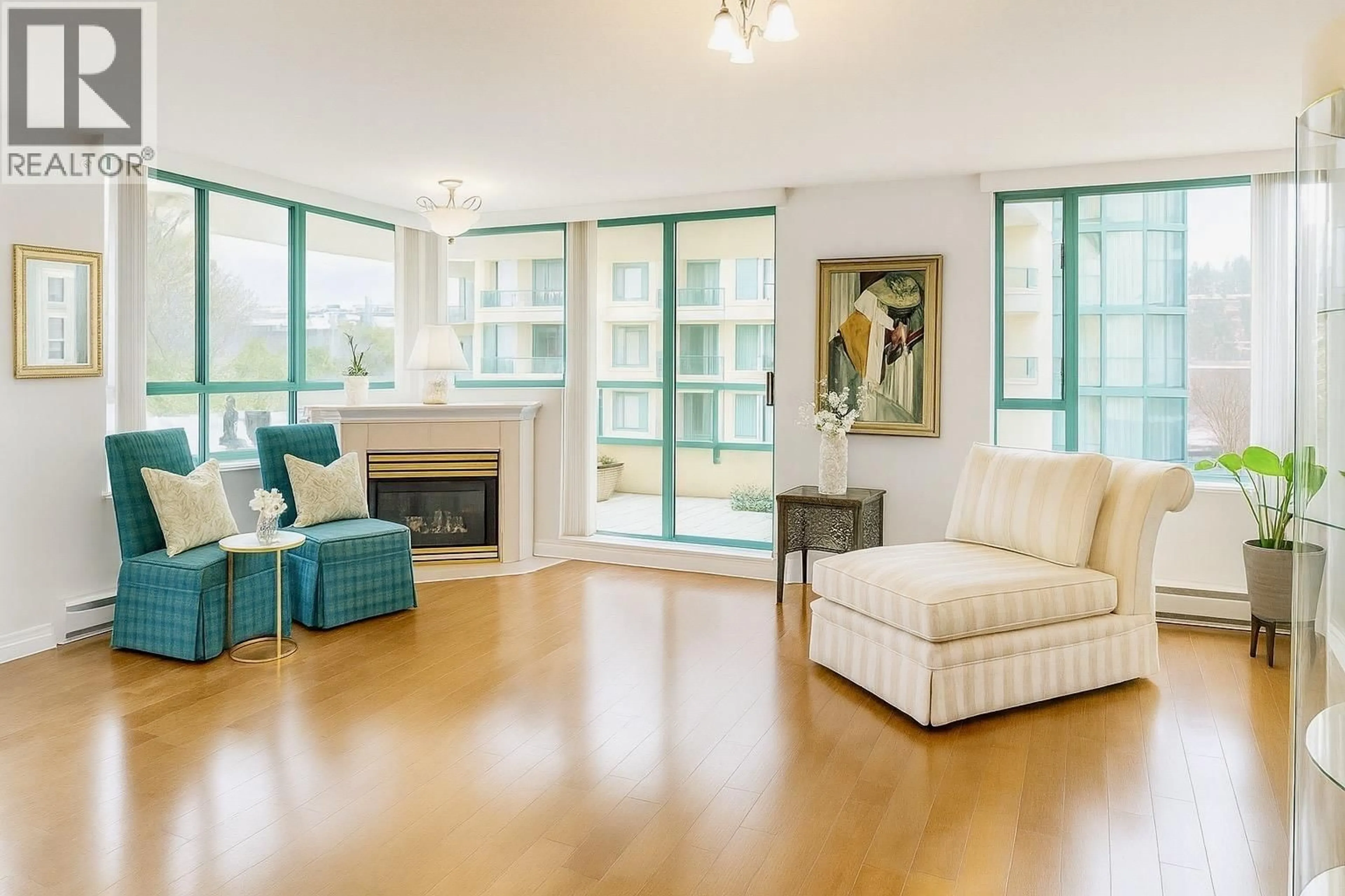 Living room with furniture, wood/laminate floor for 4D - 338 TAYLOR WAY, West Vancouver British Columbia V7T2Y1