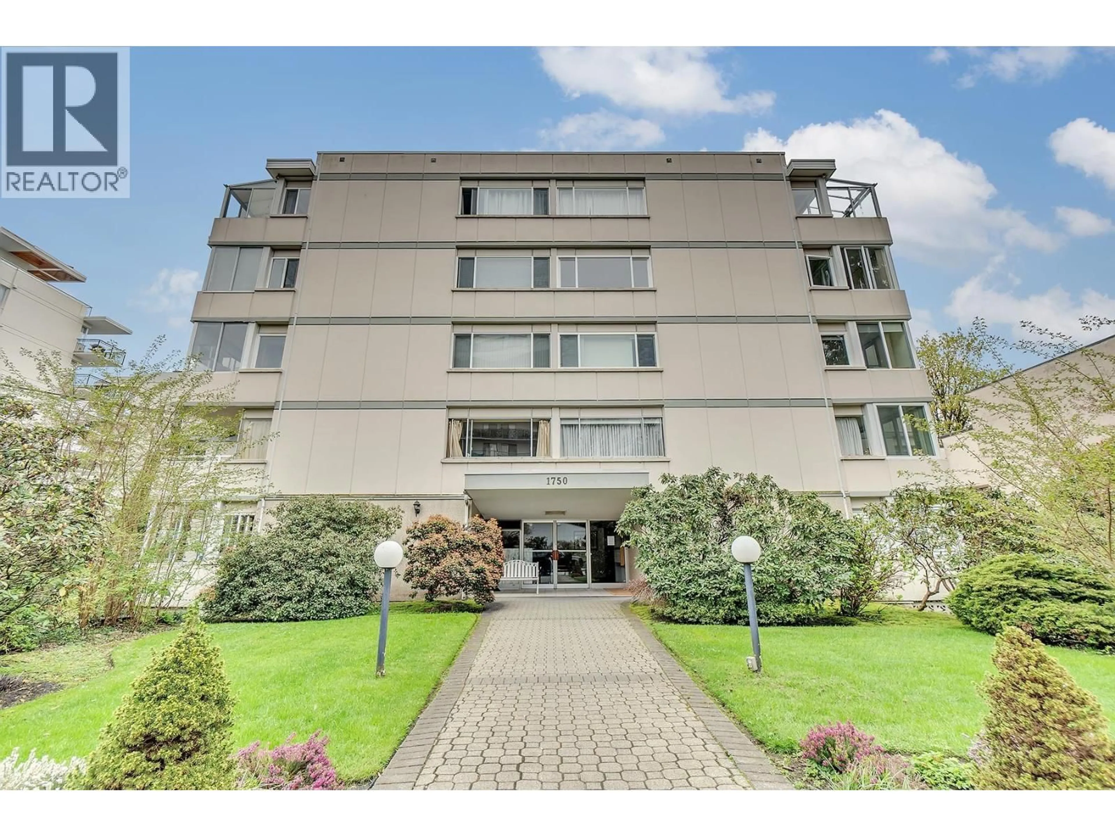 Indoor foyer for 101 - 1750 ESQUIMALT AVENUE, West Vancouver British Columbia V7V1R8