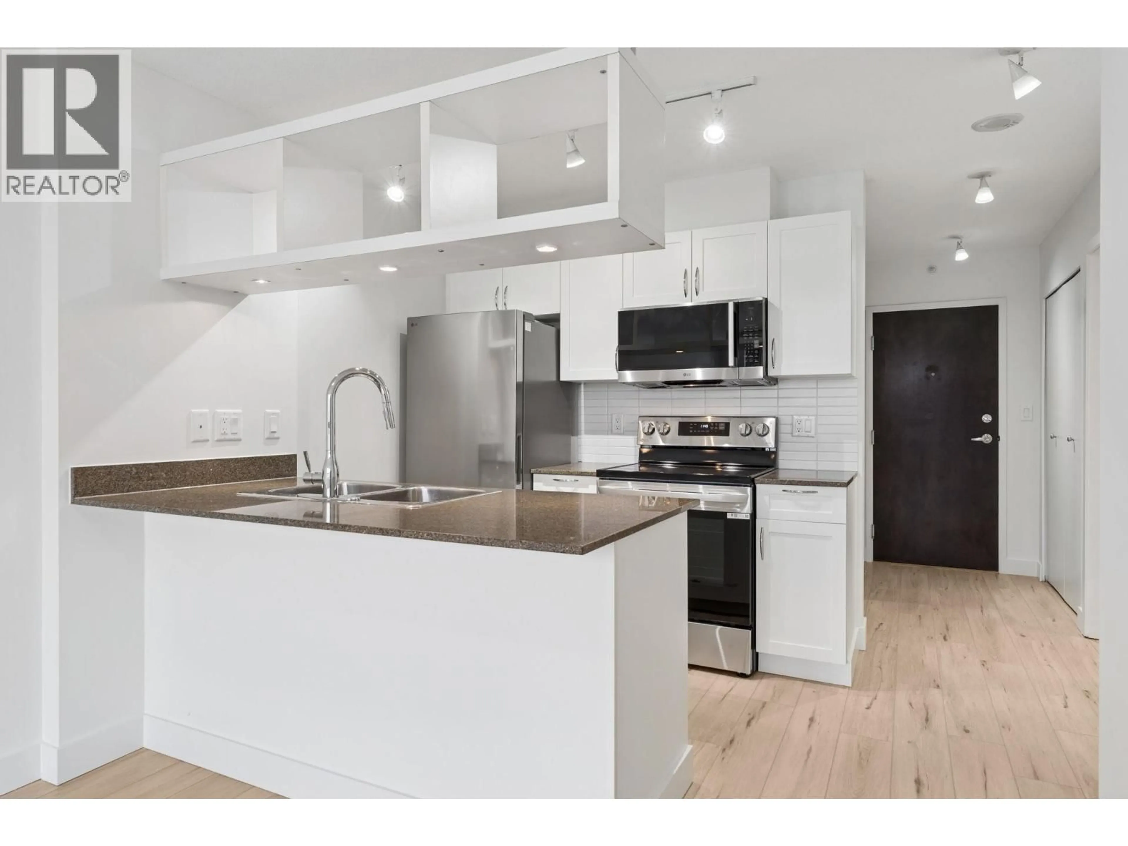 Open concept kitchen, wood/laminate floor for 1532 - 938 SMITHE STREET, Vancouver British Columbia V6Z3H8