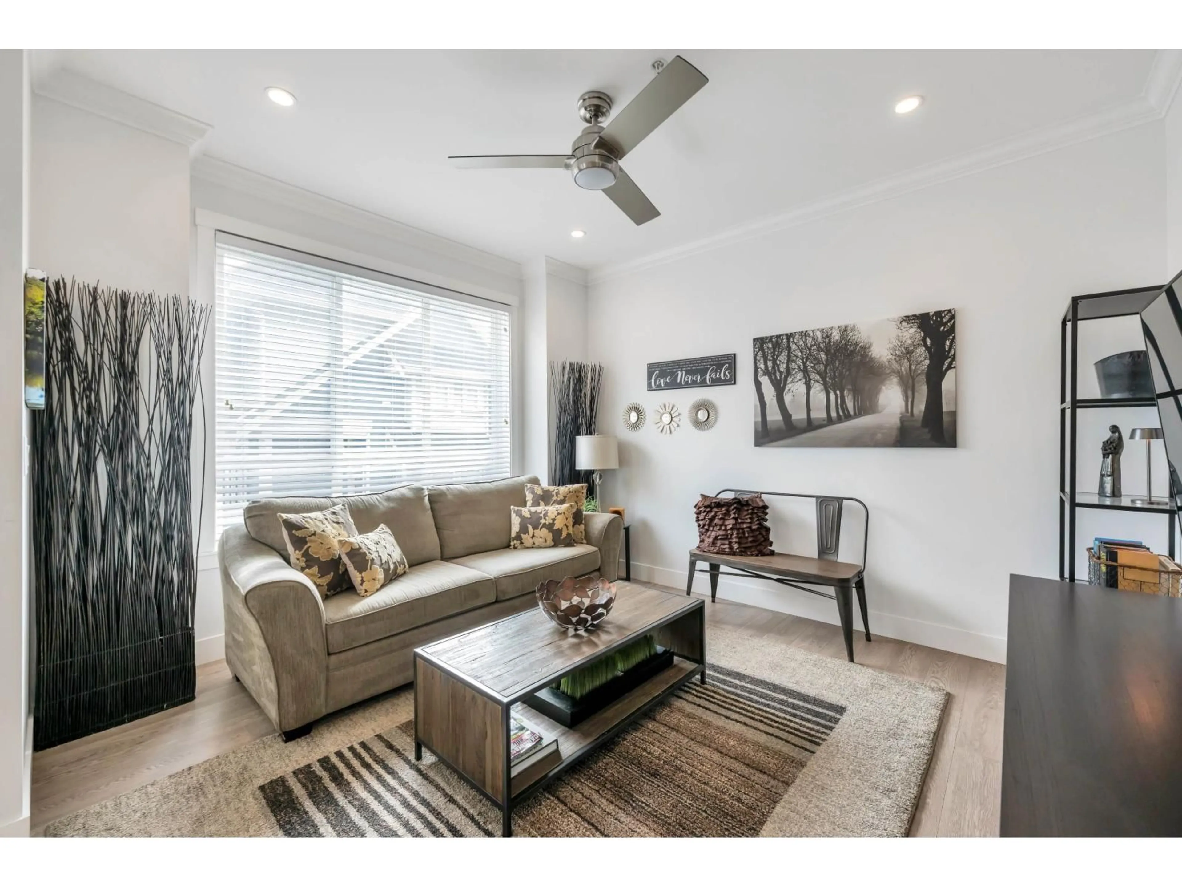 Living room with furniture, unknown for 2 - 21017 76 AVENUE, Langley British Columbia V2Y0P9