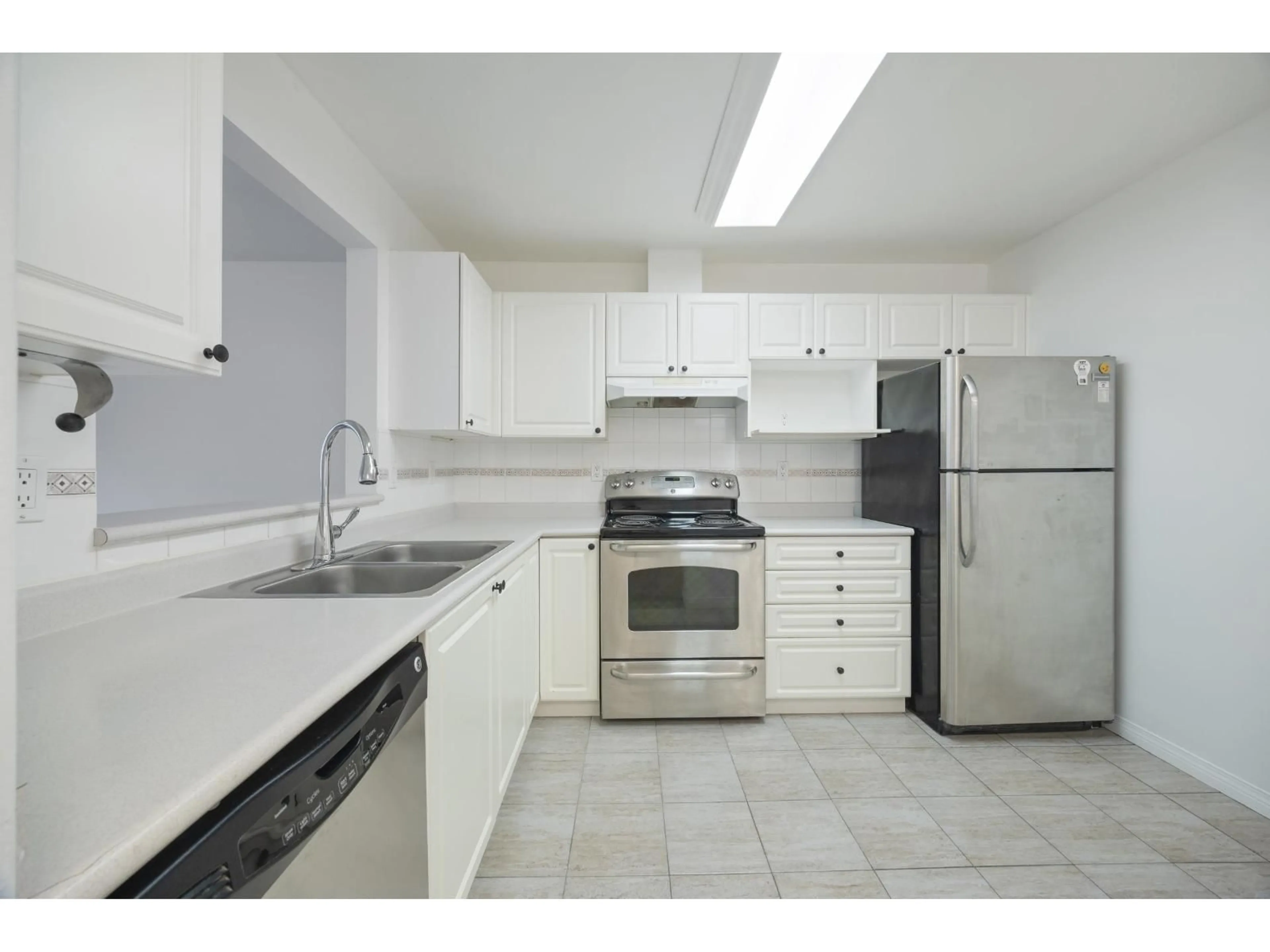 Standard kitchen, unknown for 209 - 15241 18 AVENUE, Surrey British Columbia V4A1W9