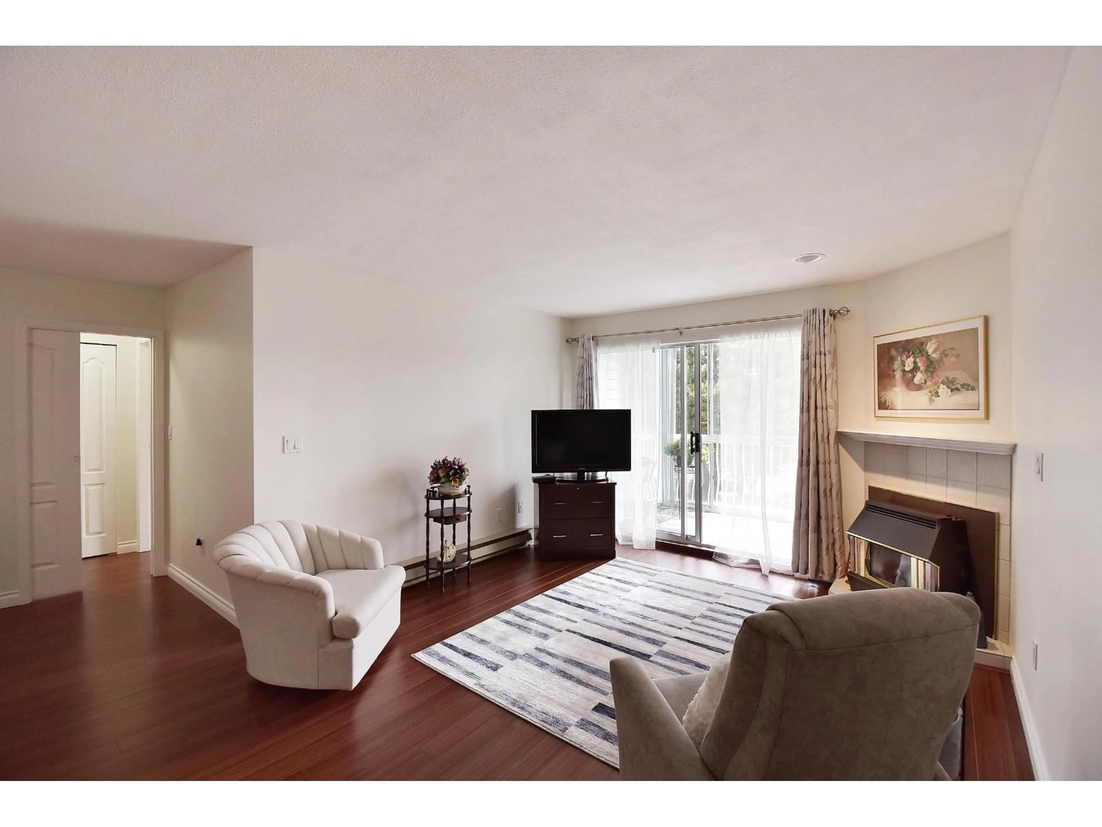 Living room with furniture, wood/laminate floor for 215 - 5379 205, Langley British Columbia V3A7V7