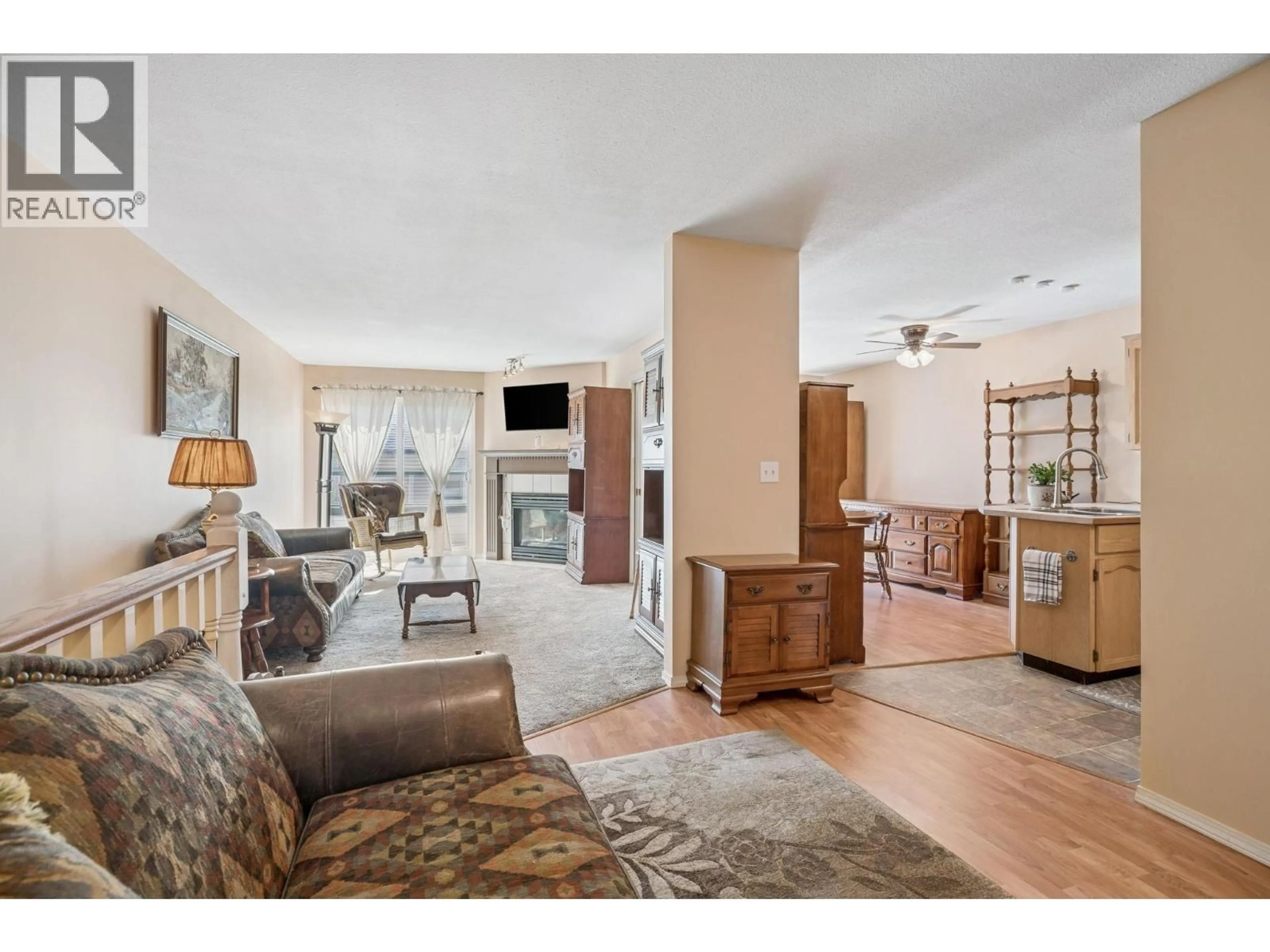 Living room with furniture, unknown for 402 - 11726 225 STREET, Maple Ridge British Columbia V2X6E4