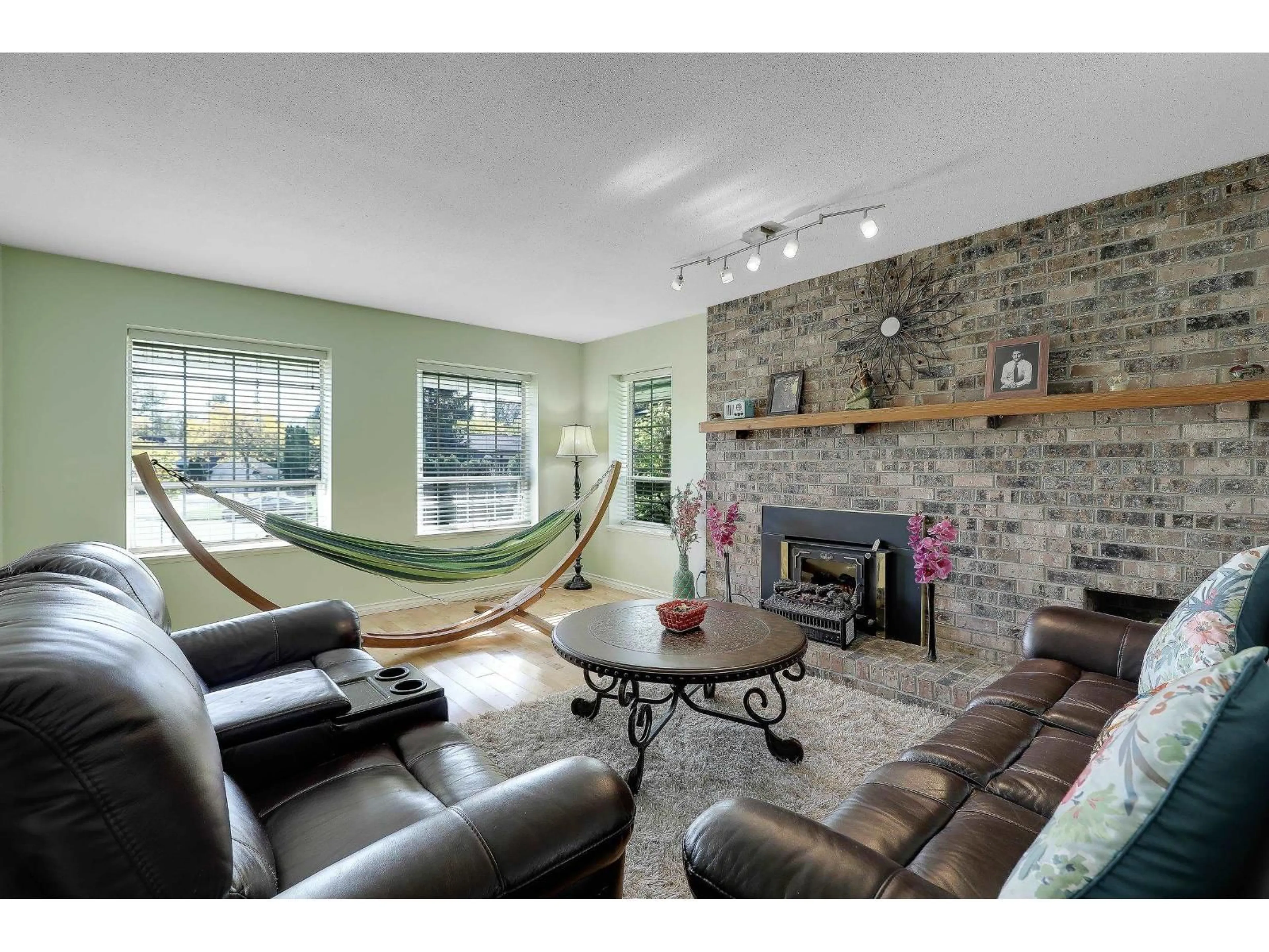 Living room with furniture, unknown for 8182 140B STREET, Surrey British Columbia V3W8X3