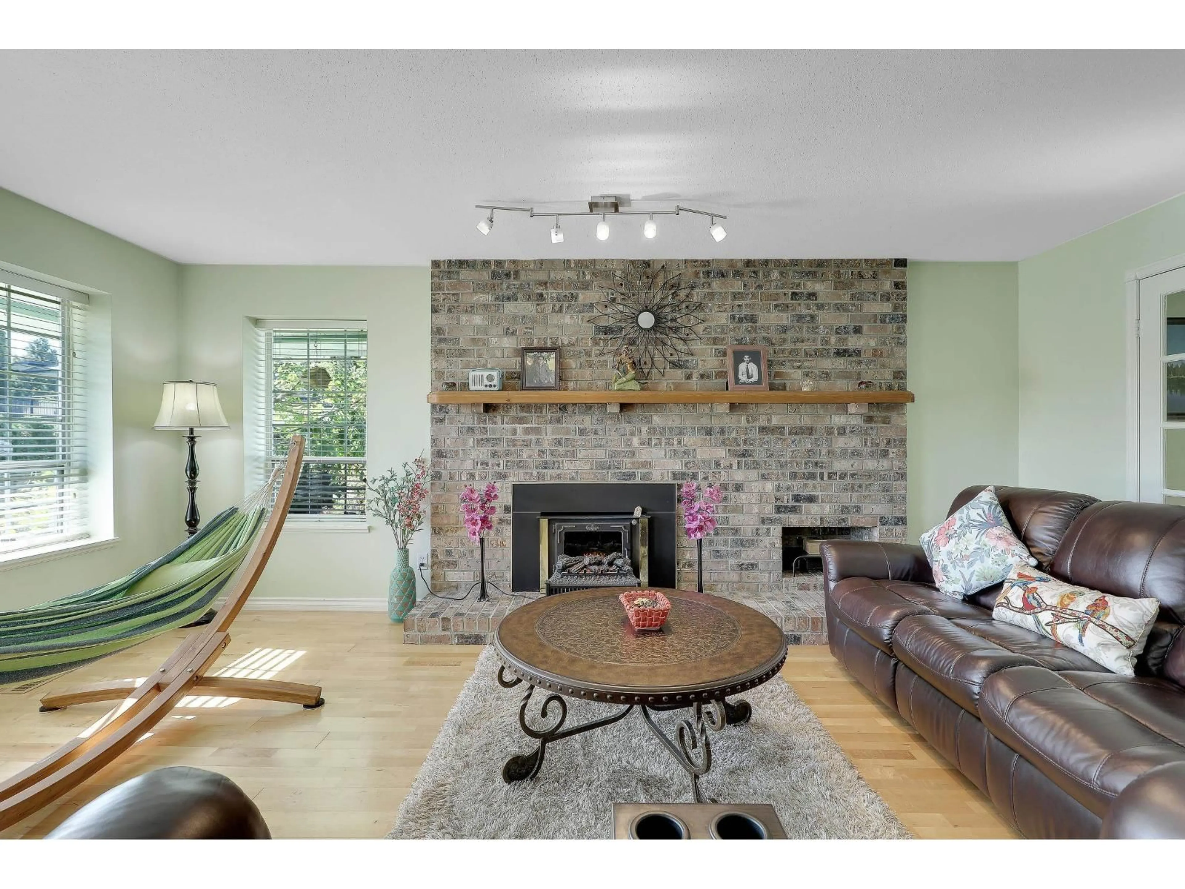 Living room with furniture, wood/laminate floor for 8182 140B STREET, Surrey British Columbia V3W8X3