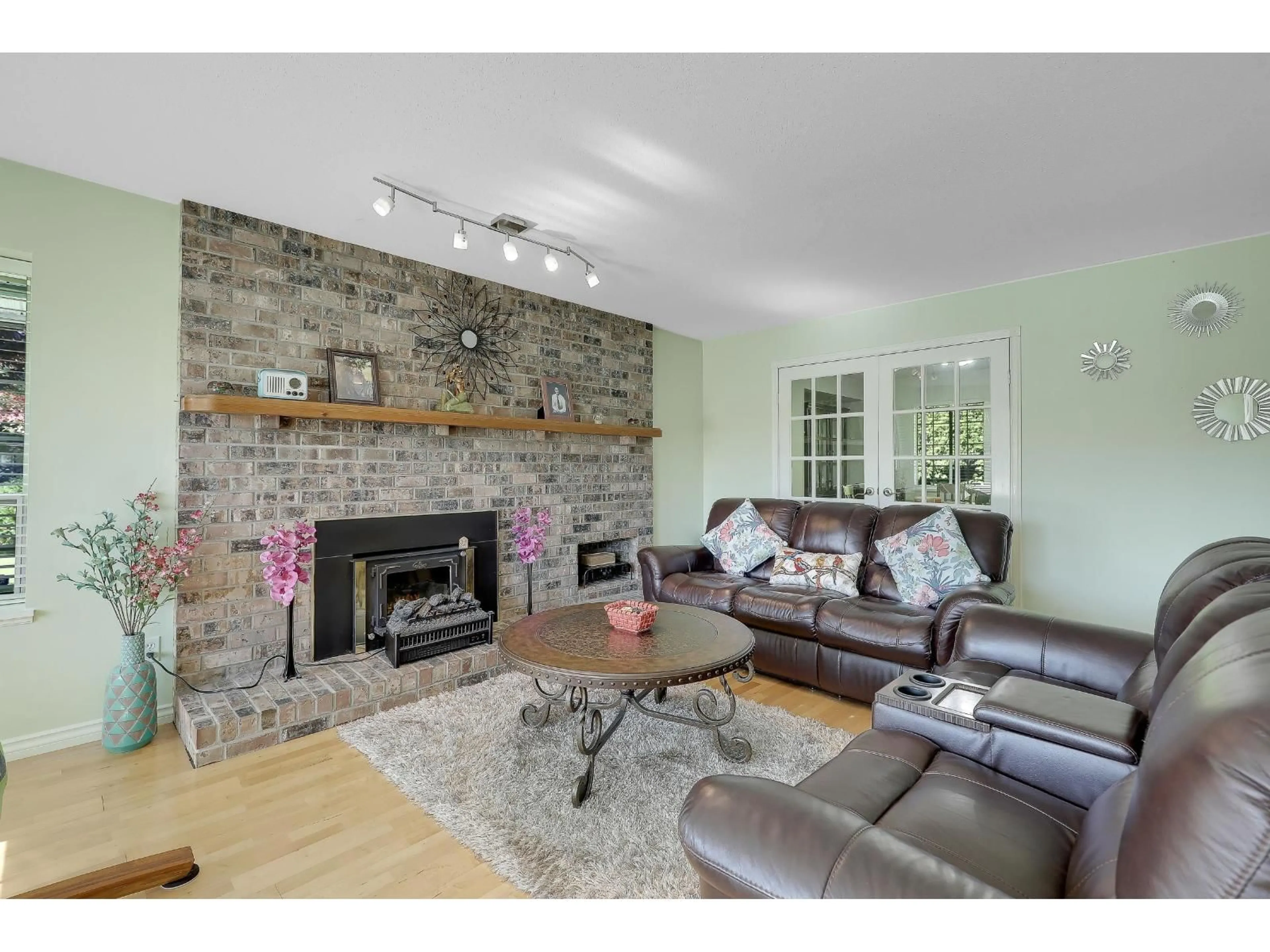 Living room with furniture, unknown for 8182 140B STREET, Surrey British Columbia V3W8X3