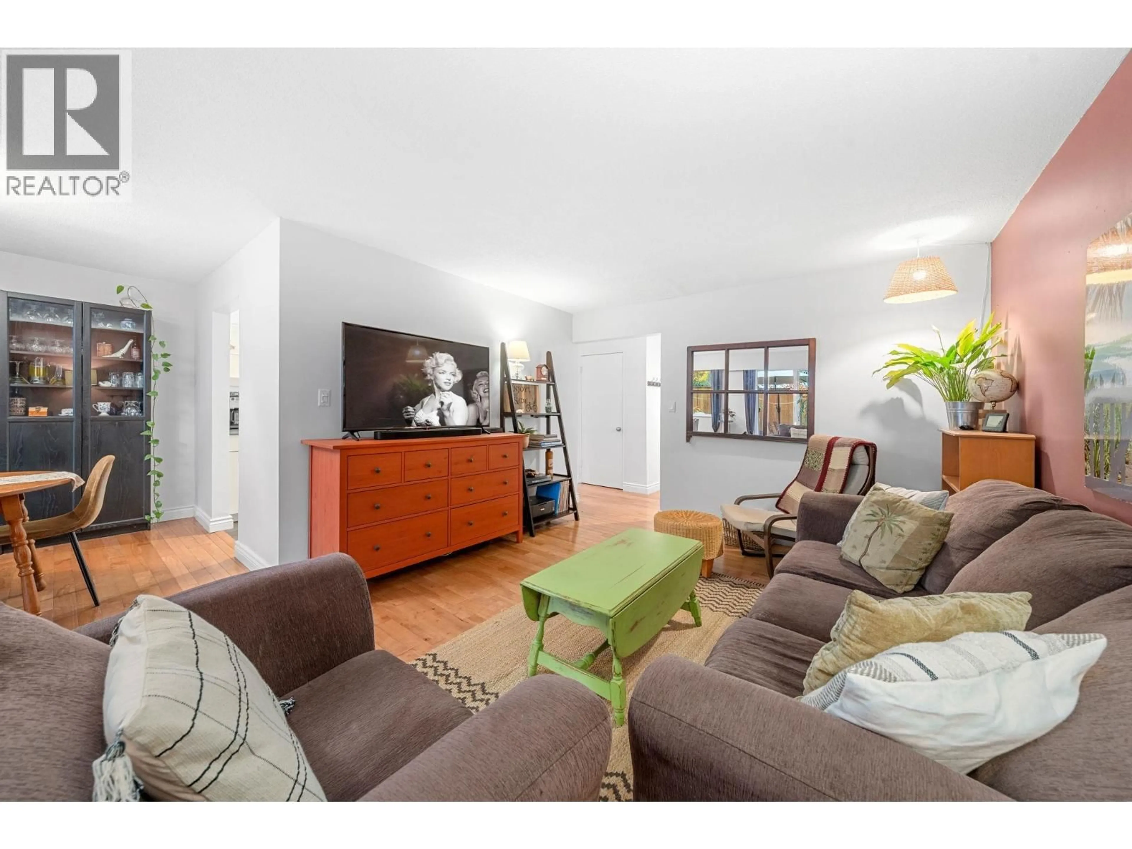 Living room with furniture, wood/laminate floor for 75 - 1034 PREMIER STREET, North Vancouver British Columbia V7J2H2