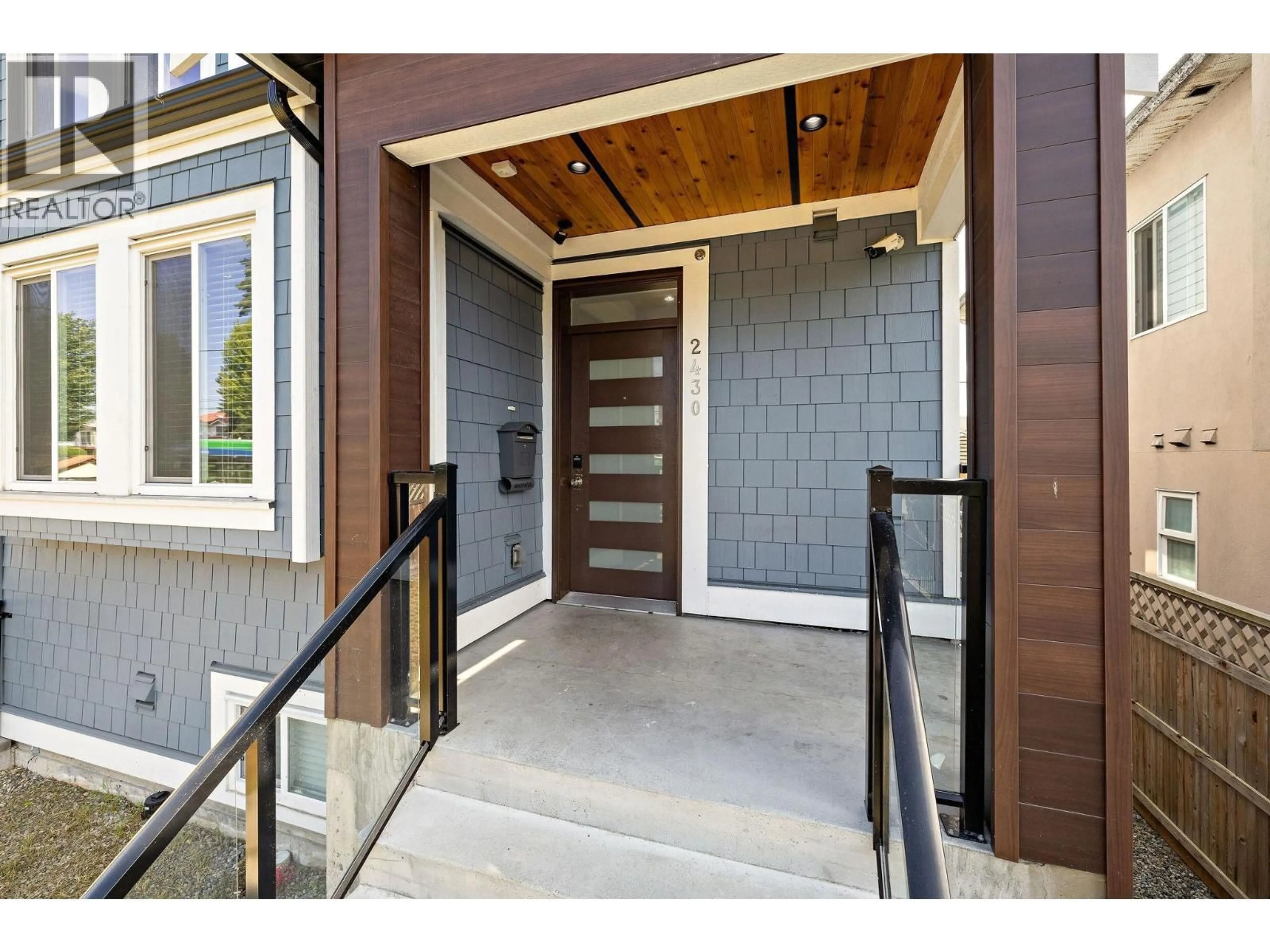 Indoor entryway for 1 - 2430 41 AVENUE, Vancouver British Columbia V5R2W4