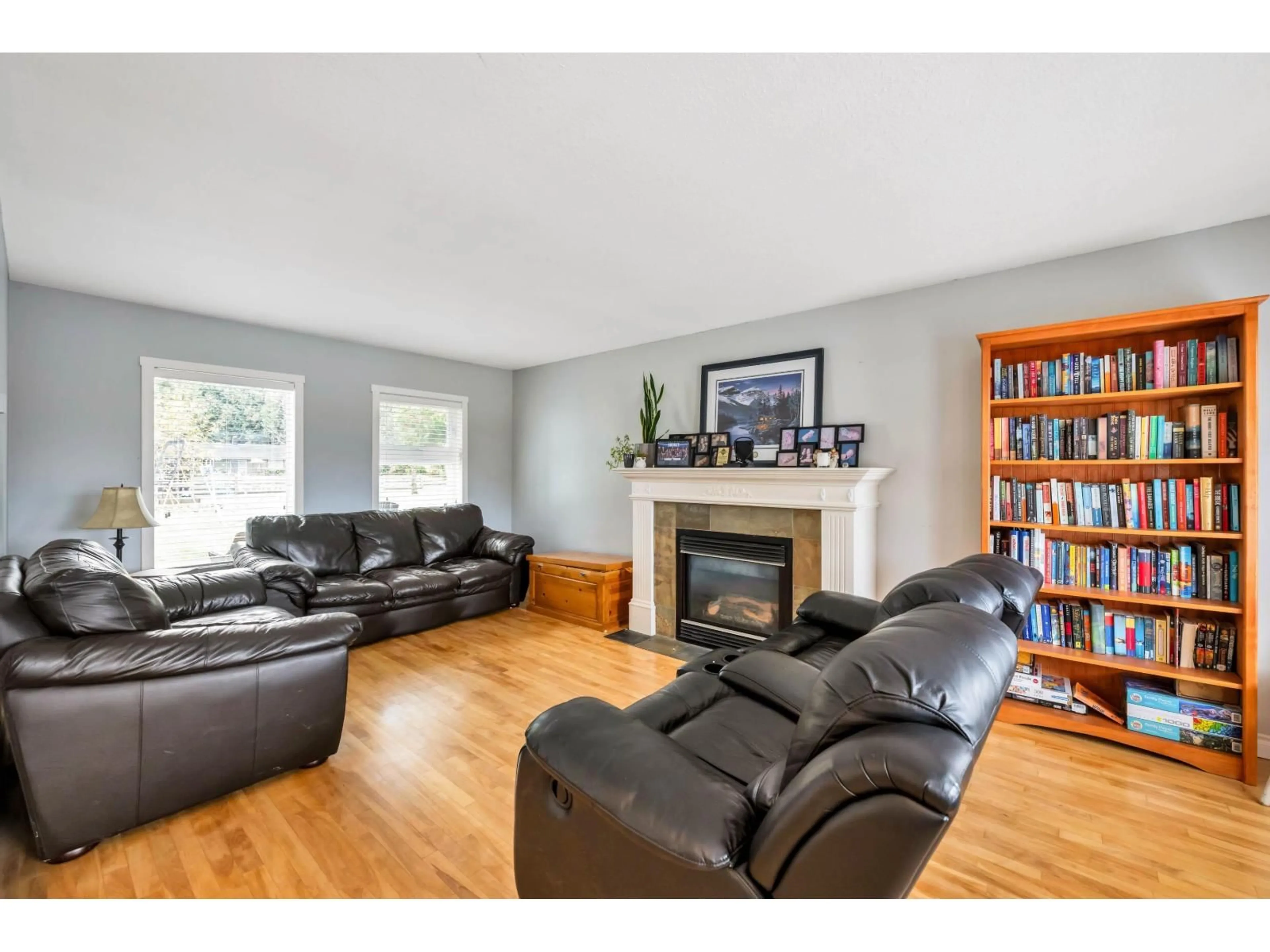 Living room with furniture, wood/laminate floor for 20464 95A, Langley British Columbia V1M1H5