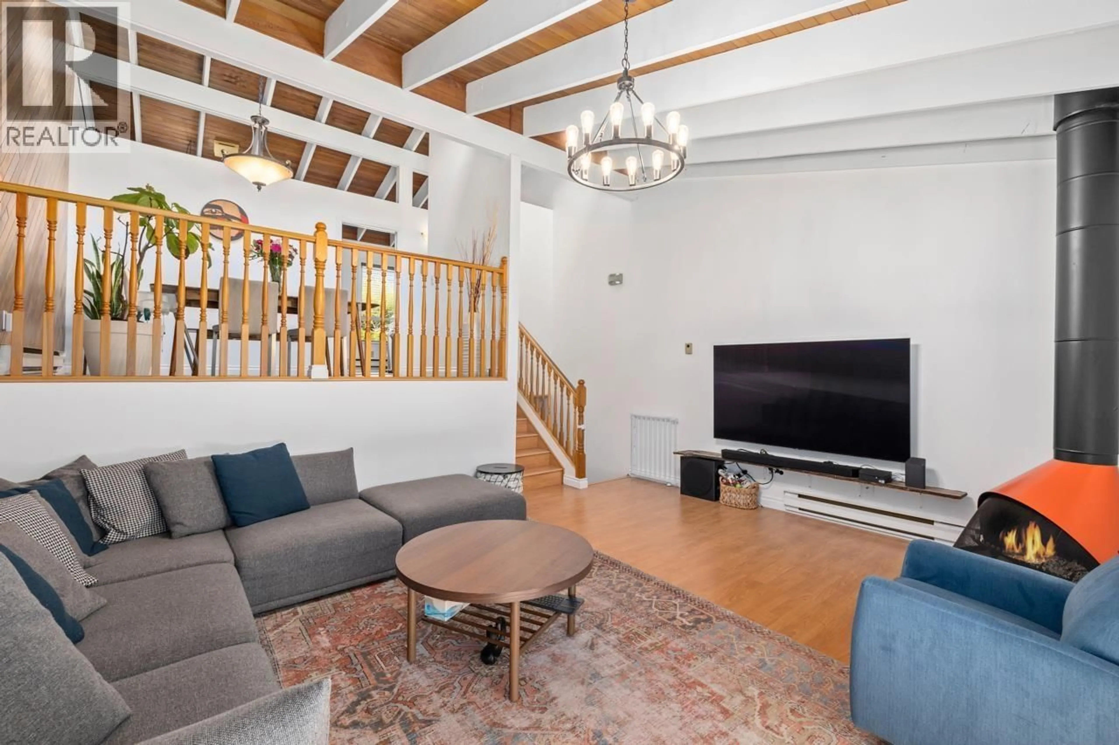 Living room with furniture, unknown for 2686 KINGSFORD AVENUE, Burnaby British Columbia V5B4L6