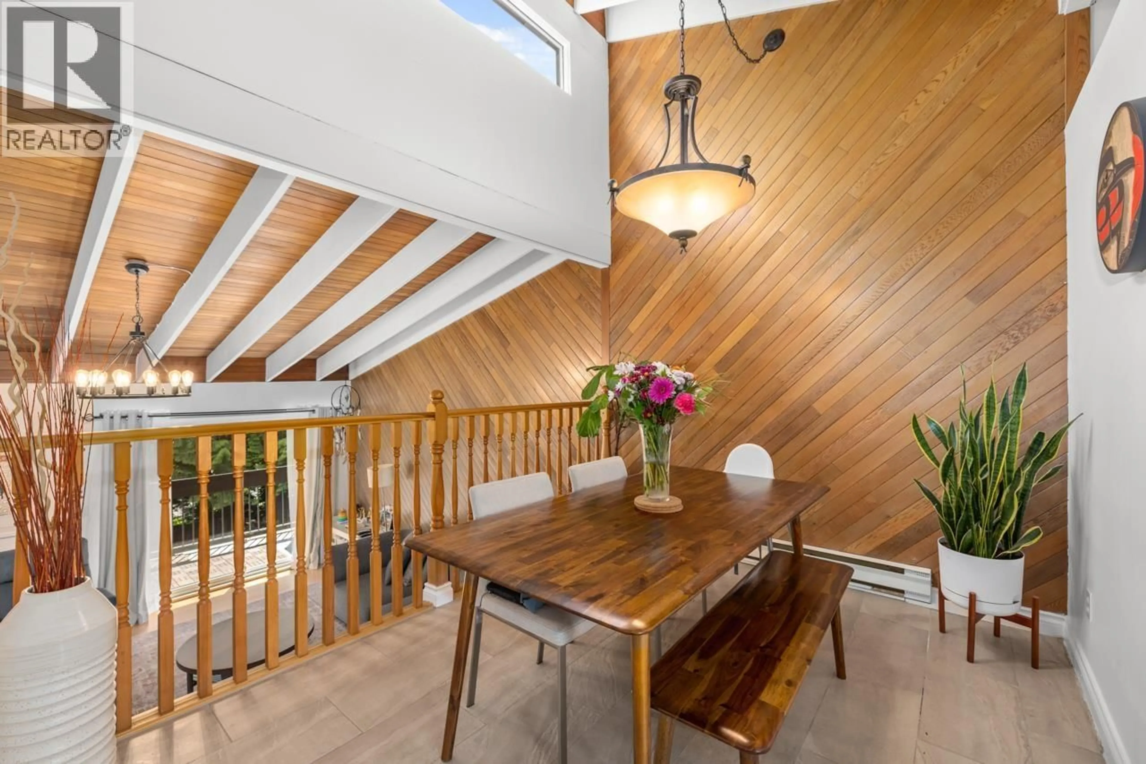 Dining room, wood/laminate floor for 2686 KINGSFORD AVENUE, Burnaby British Columbia V5B4L6