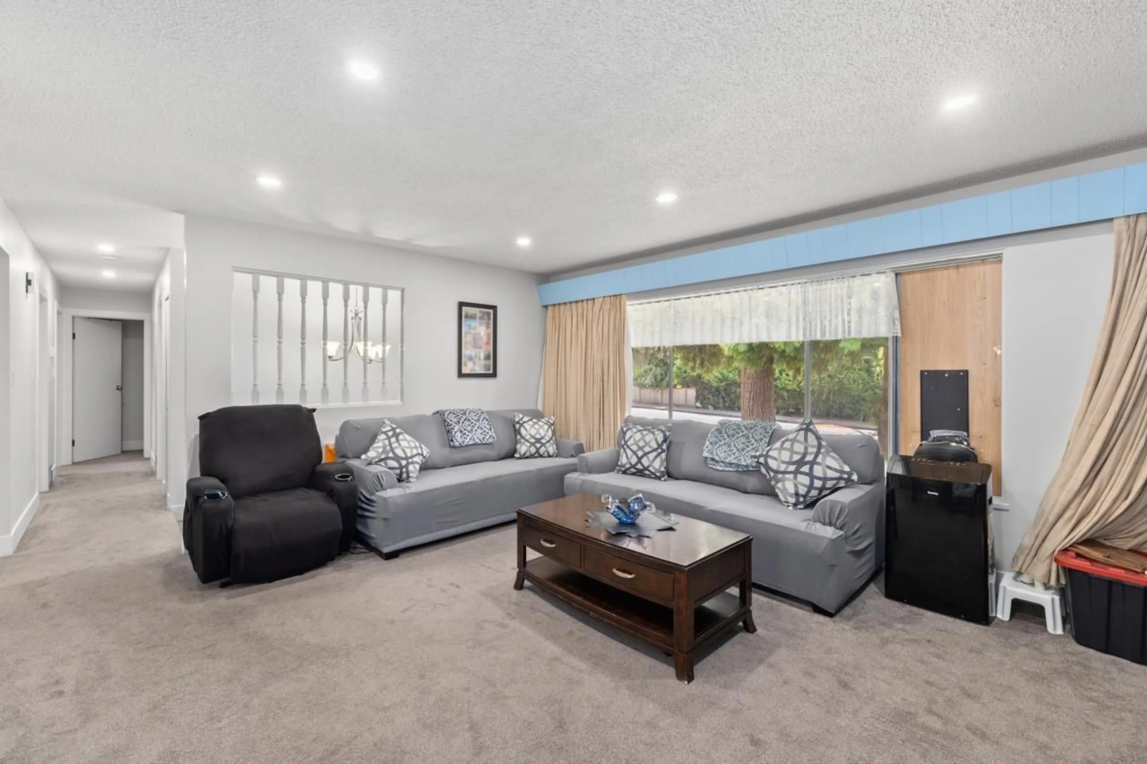 Living room with furniture, unknown for 32235 MARSHALL ROAD, Abbotsford British Columbia V2T1A5