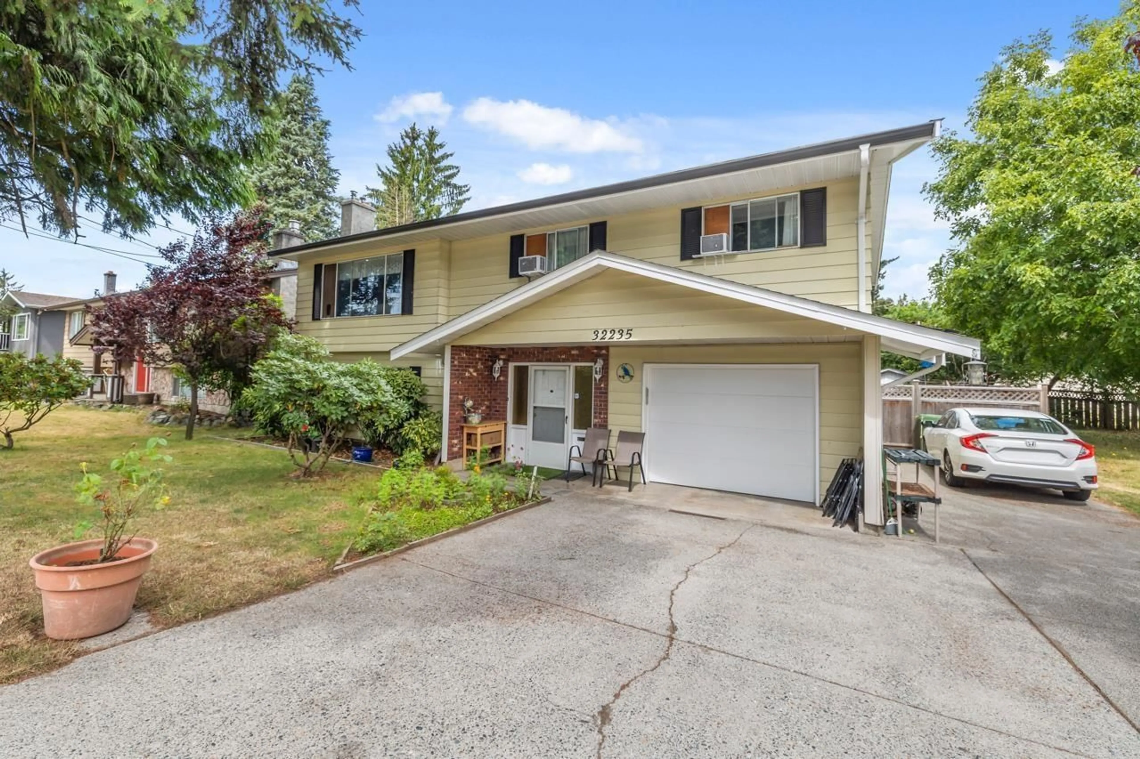 Home with vinyl exterior material, street for 32235 MARSHALL ROAD, Abbotsford British Columbia V2T1A5