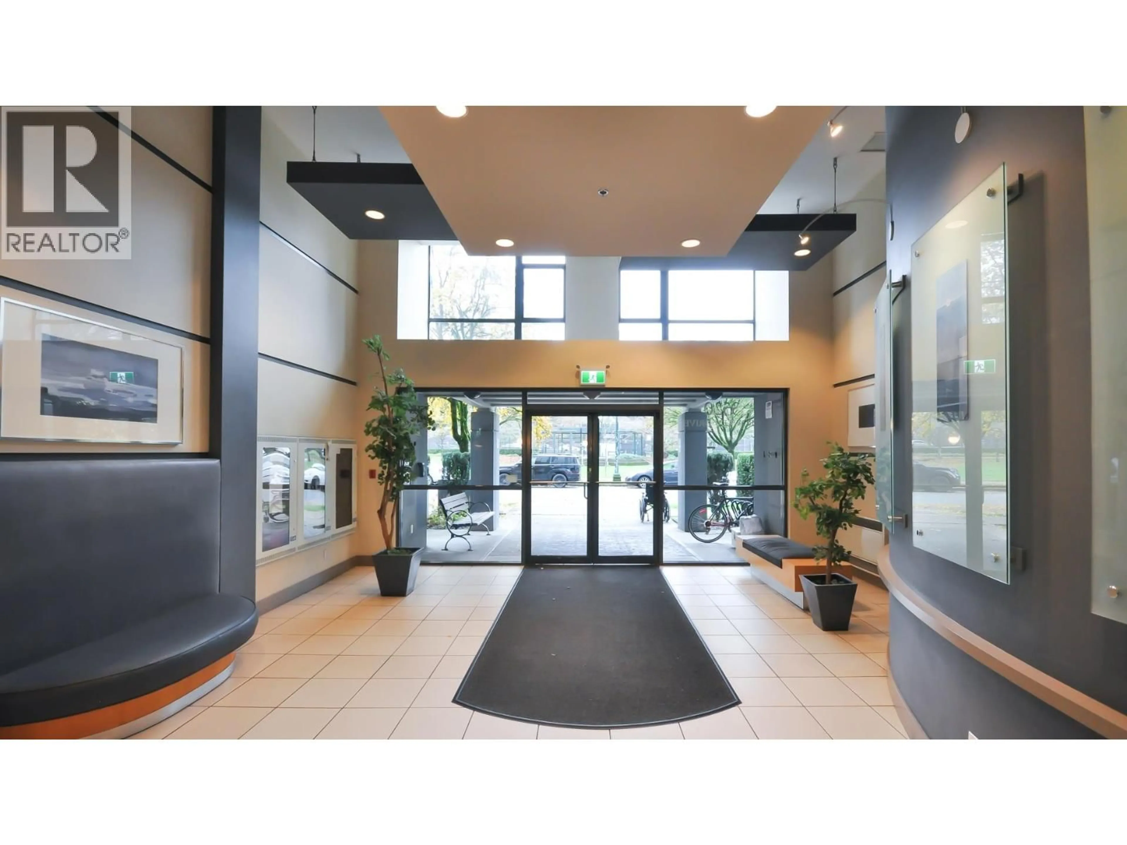 Indoor foyer for 1407 - 3520 CROWLEY DRIVE, Vancouver British Columbia V5R6G9