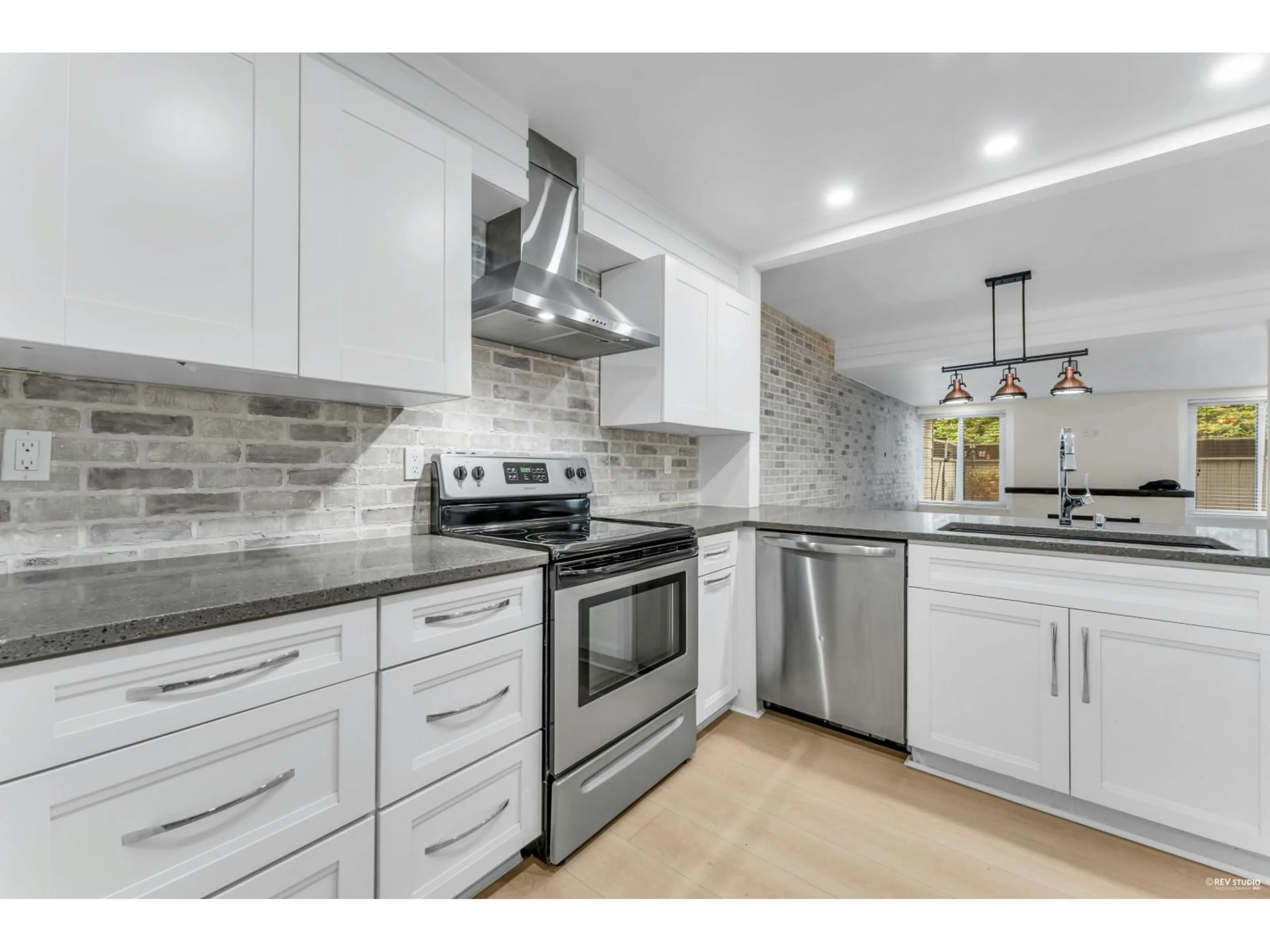 Open concept kitchen, ceramic/tile floor for 110 - 15282 19 AVENUE, Surrey British Columbia V4A1X6