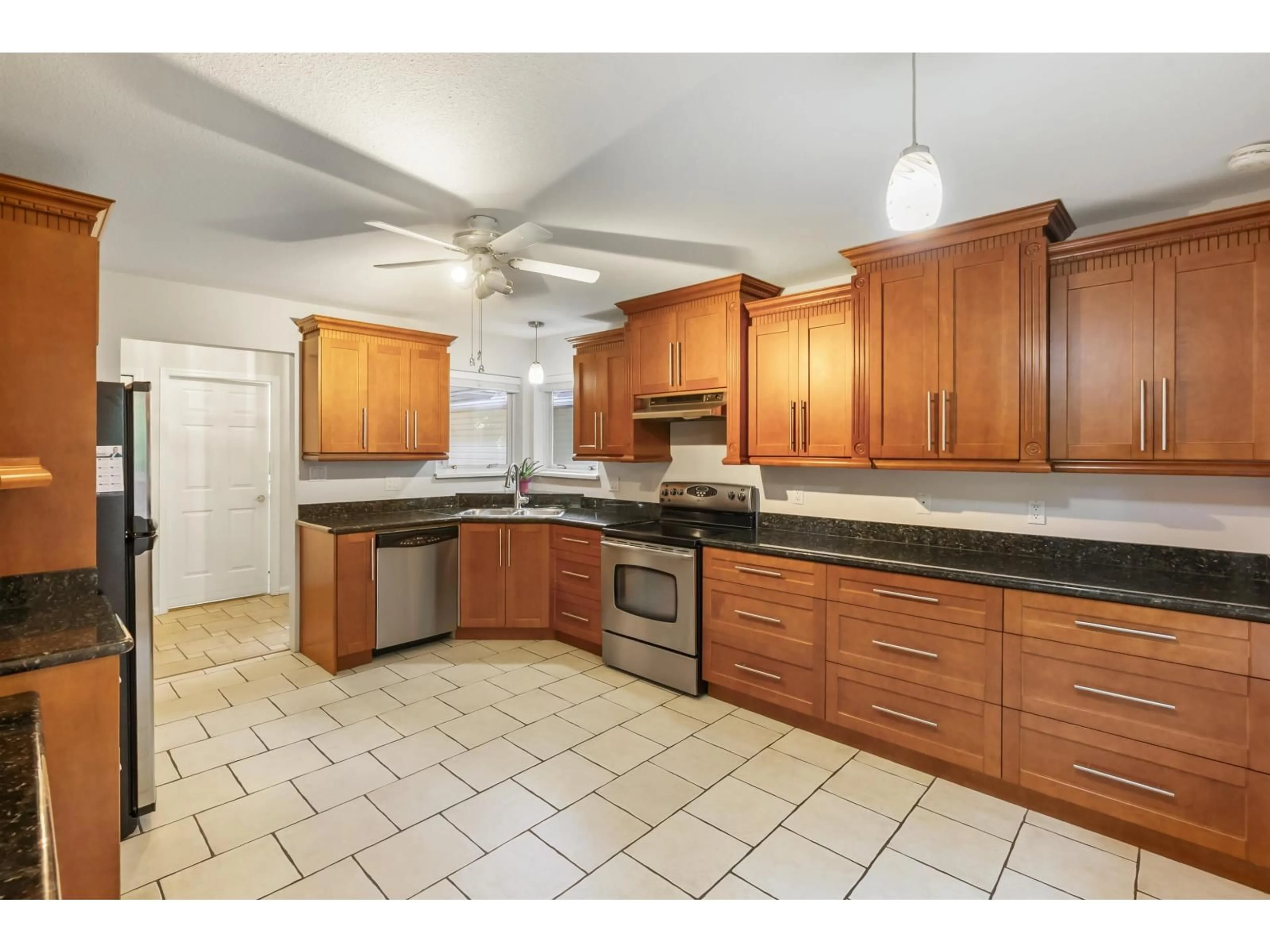 Standard kitchen, ceramic/tile floor for 115 - 10172 141 STREET, Surrey British Columbia V3T4P6