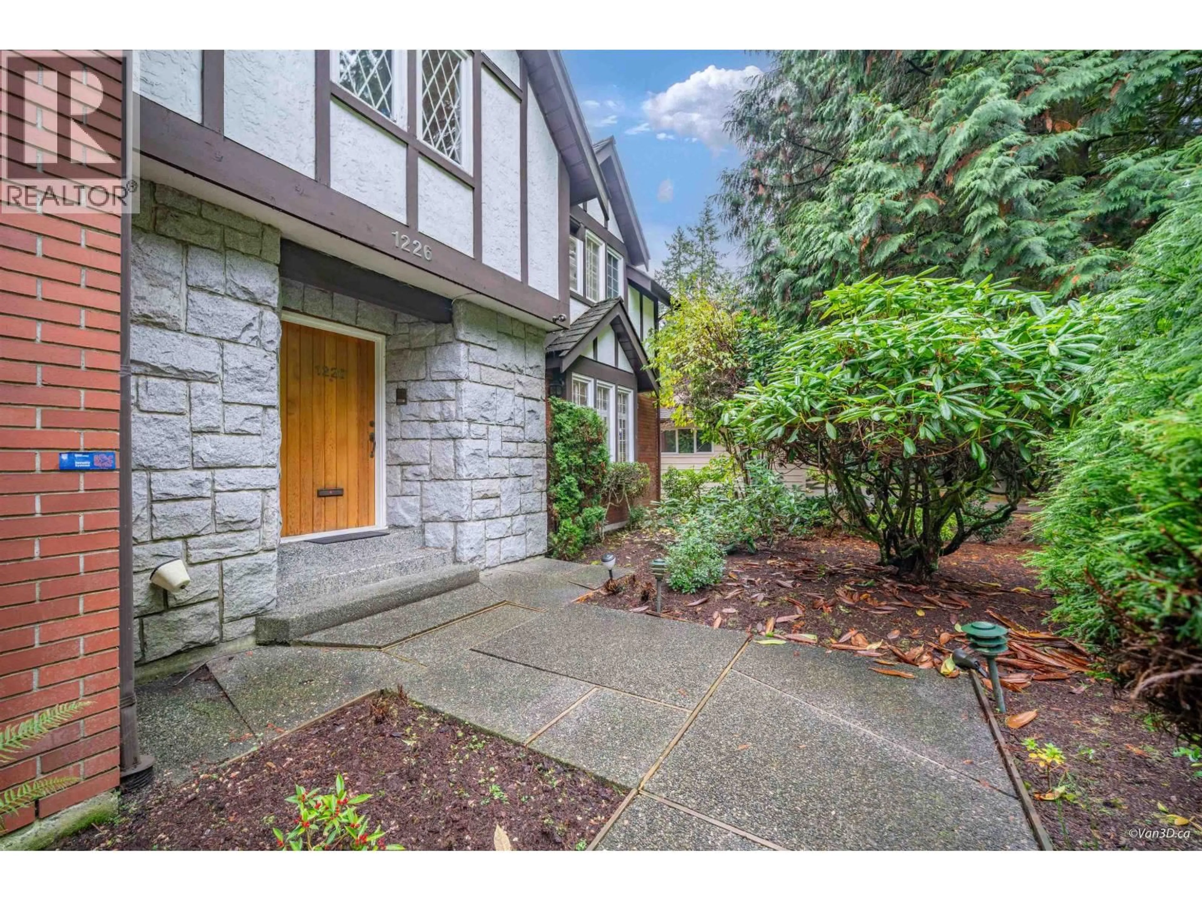 Indoor entryway for 1226 SEYMOUR BOULEVARD, North Vancouver British Columbia V7J2J8