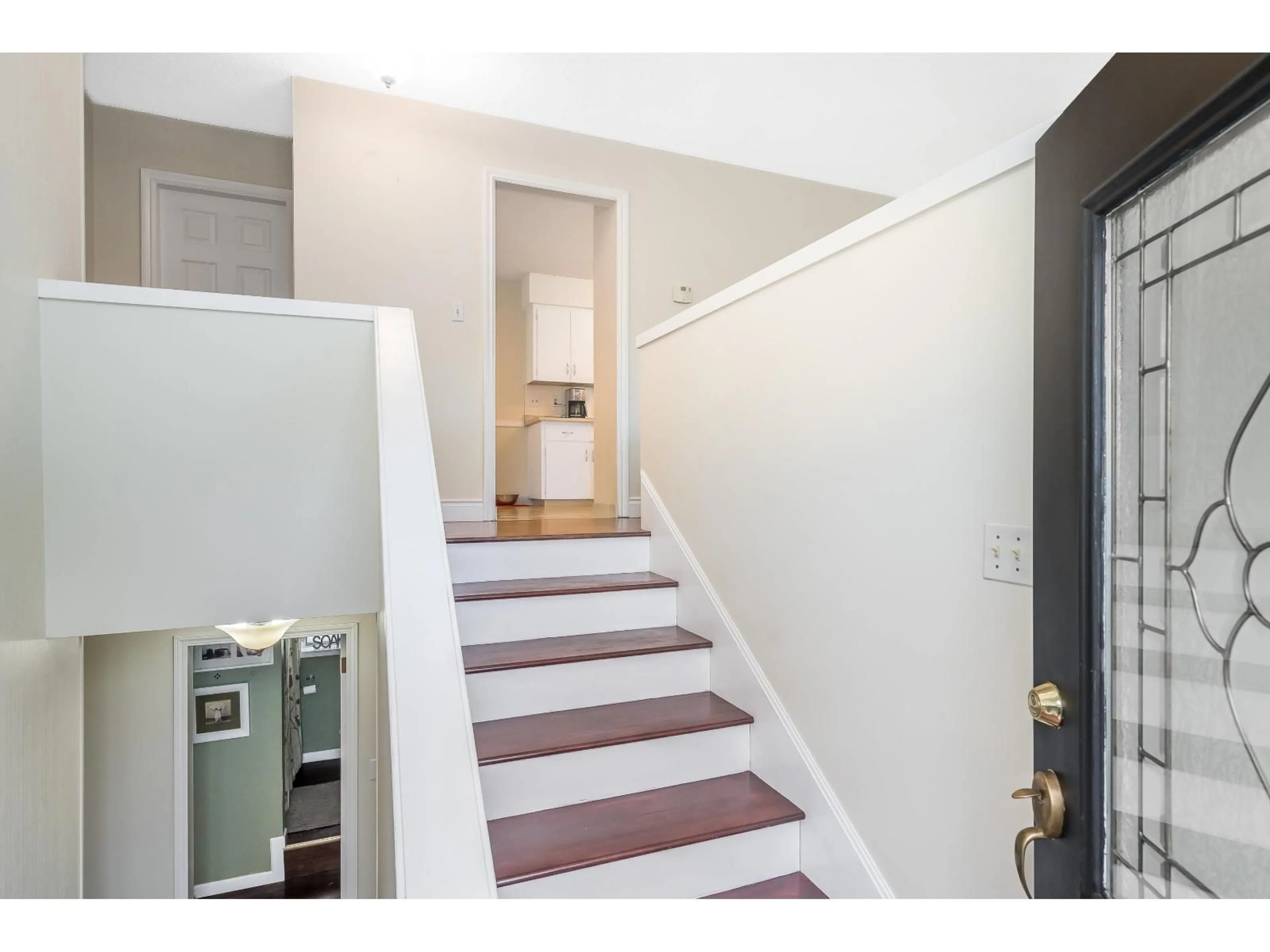 Indoor entryway for 46102 GRIFFIN DRIVE, Chilliwack British Columbia V2R4C7